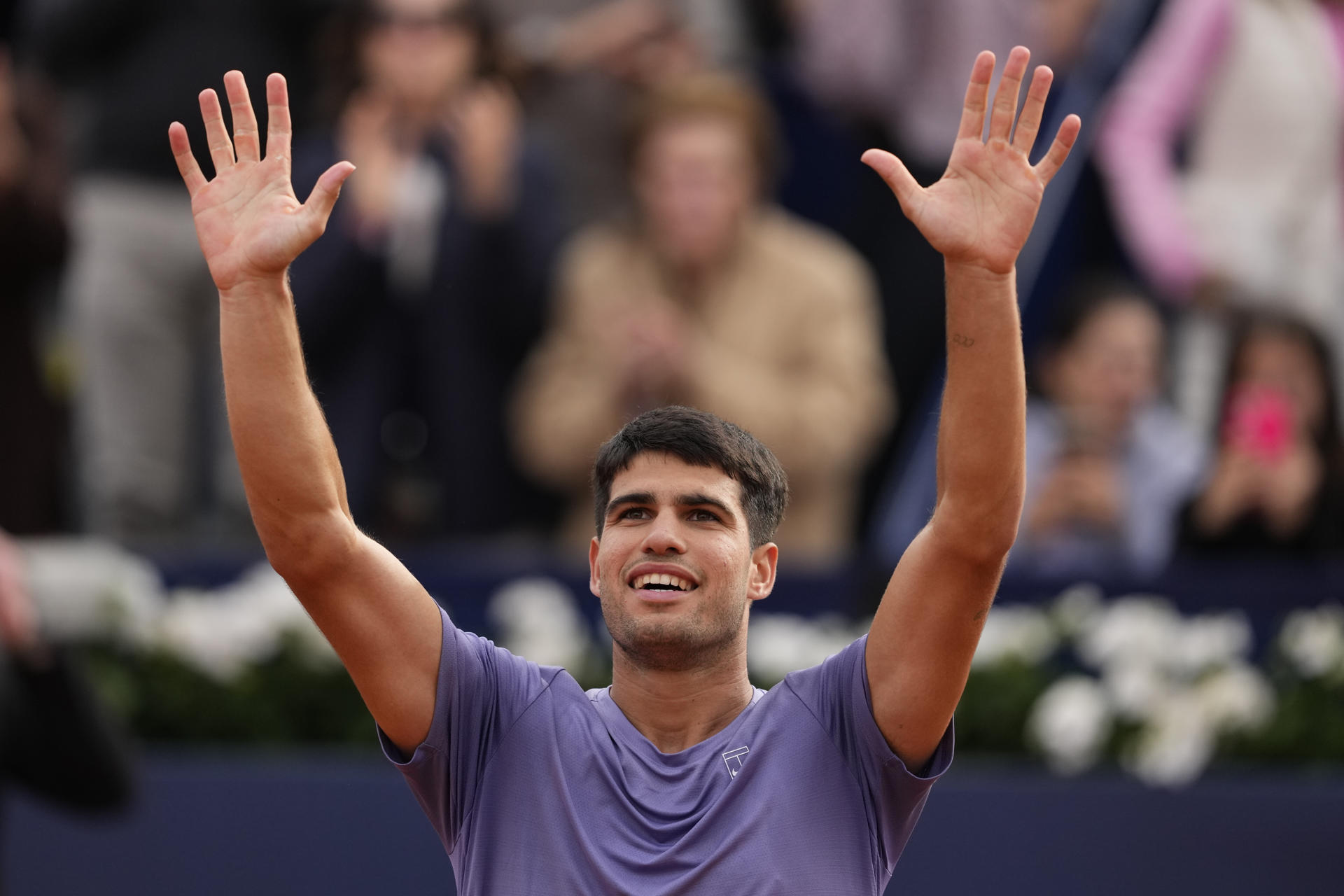El tenista español Carlos Alcaraz tras vencer en su partido de primera ronda contra el tenista estadounidense Ethan Quinn en el Barcelona Open Banc Sabadell. EFE/Alejandro García