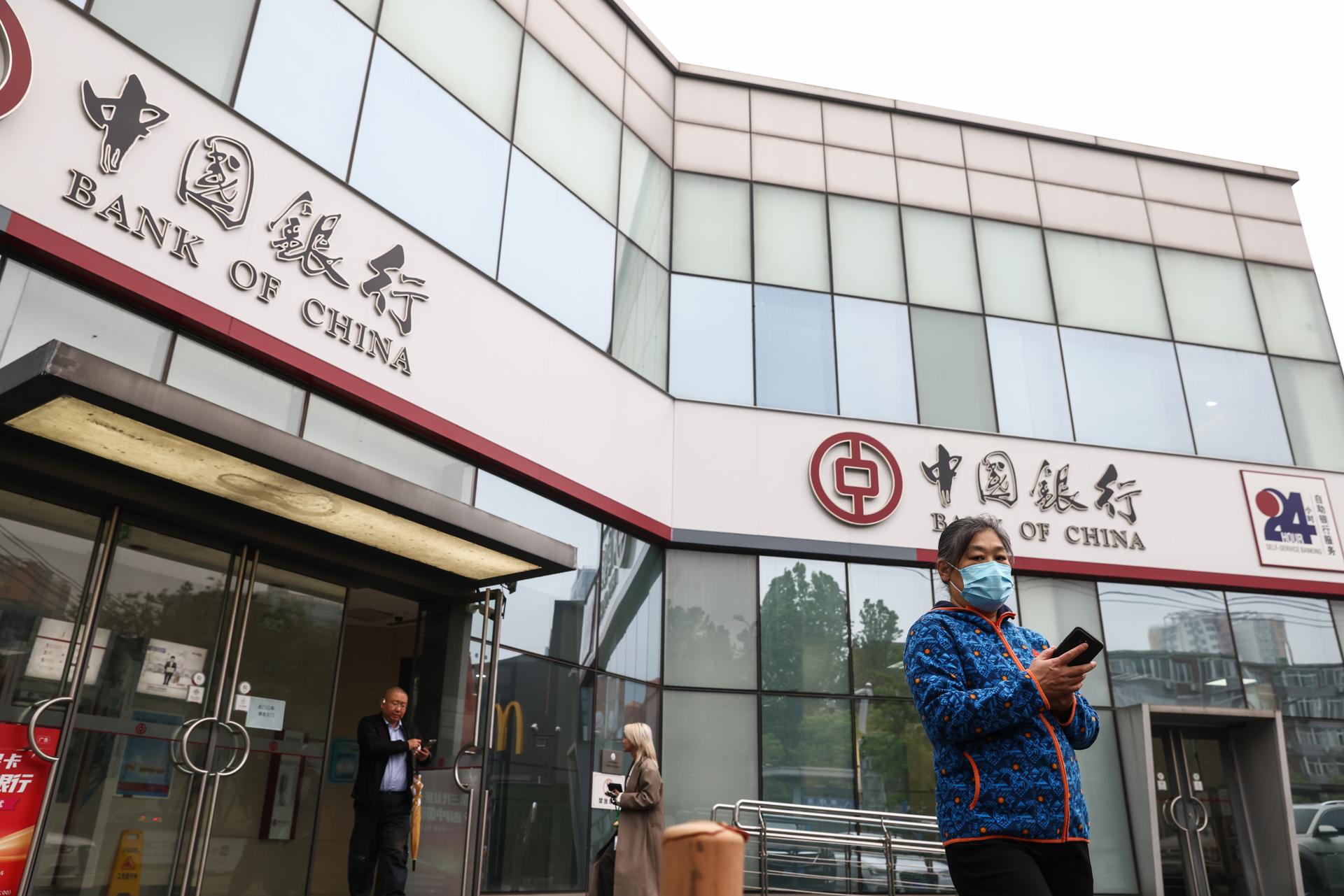 BEIJING (China), 21/04/2025.- Gente delante de una sucursal del Bank of China en Beijing, China.EFE/EPA/WU HAO