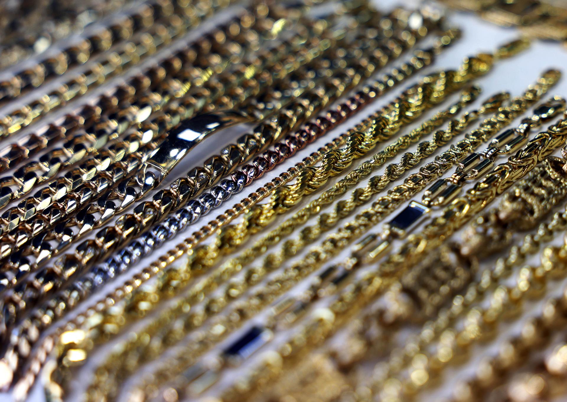 Varias joyas de oro a la venta en Hatton Garden en Londres (R.Unido), hoy 17 de abril de 2025. EFE/EPA/NEIL HALL