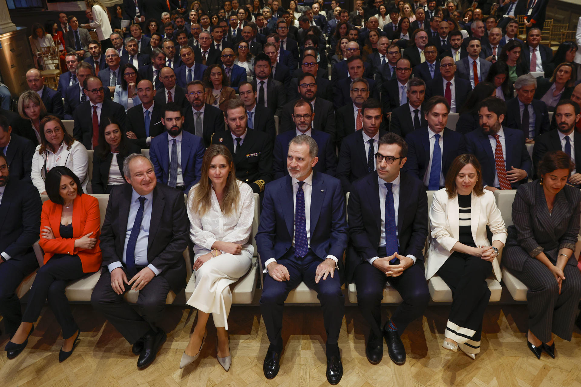 Felipe VI (c) inaugura el Foro Internacional 'Invest in Spain Summit' en Madrid, este lunes, acompañado del ministro de Industria y Turismo, Jordi Hereu Boher (2i); la vicepresidenta tercera y ministra para la Transición Ecológica y el Reto Demográfico, Sara Aagesen (3i), y el ministro de Economía, Comercio y Empresa, Carlos Cuerpo (3d). EFE/ Javier Lizón