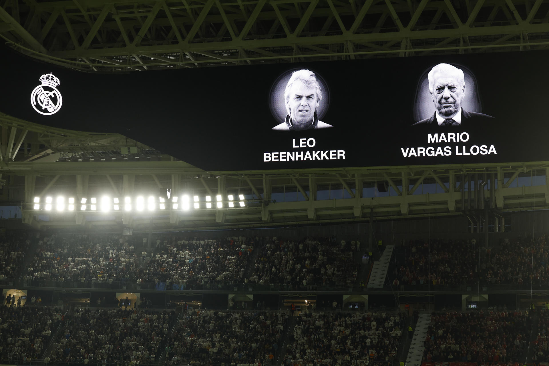 Minuto de silencio por el eterno descanso de Leo Beenhakker y Mario Vargas Llosa antes del partido de vuelta de cuartos de final de la Liga de Campeones que Real Madrid y Arsenal juegan en el estadio Santiago Bernabéu. EFE/Chema Moya