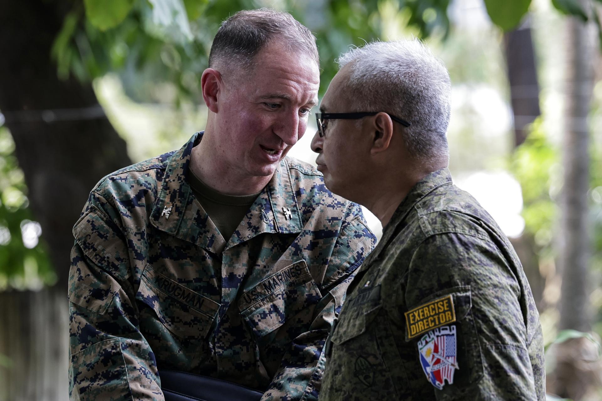 QUEZON CITY (Philippines), 15/04/2025.- Philippines Balikatan 40-2025 Spokesperson Brigadier General Michael Logico (R) listens to Colonel Douglas Krugman (L) of the United States 1st Marine Expeditionary Force before holding a press briefing on the Philippines-US joint military exercises at Camp Aguinaldo in Quezon City, Metro Manila, Philippines, 15 April 2025. The two countries are expected to hold the 40th iteration of joint military exercises in various locations in the Philippines over a roughly three-week period spanning parts of April and May. (Filipinas, Estados Unidos) EFE/EPA/ROLEX DELA PENA