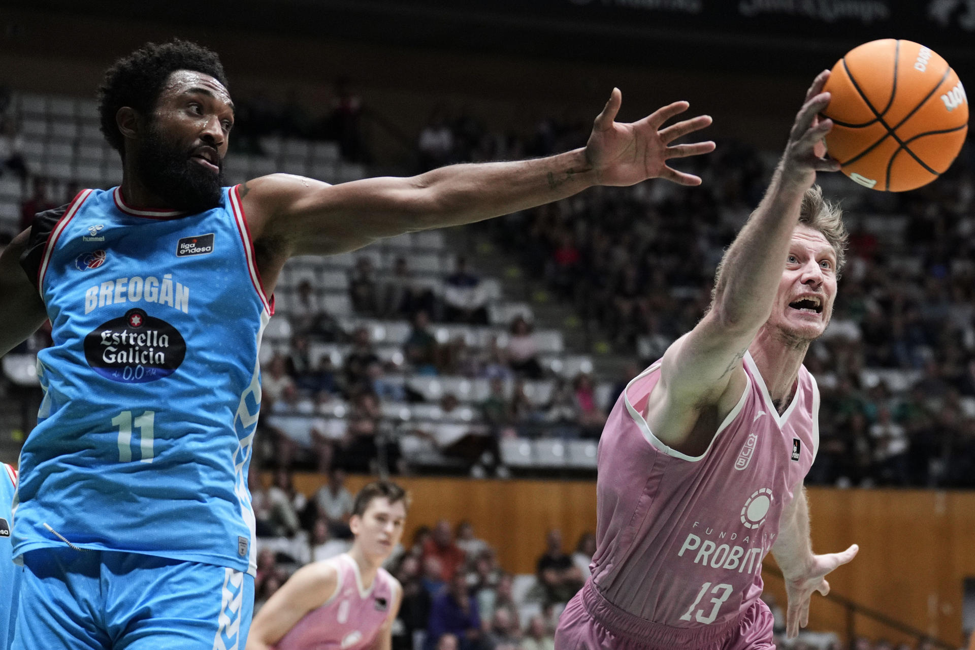 Darrum Hillard (i) pugna por el balón conArtem Pustovyi, del Joventut, durante un partido de liga Endesa. EFE/Alejandro García