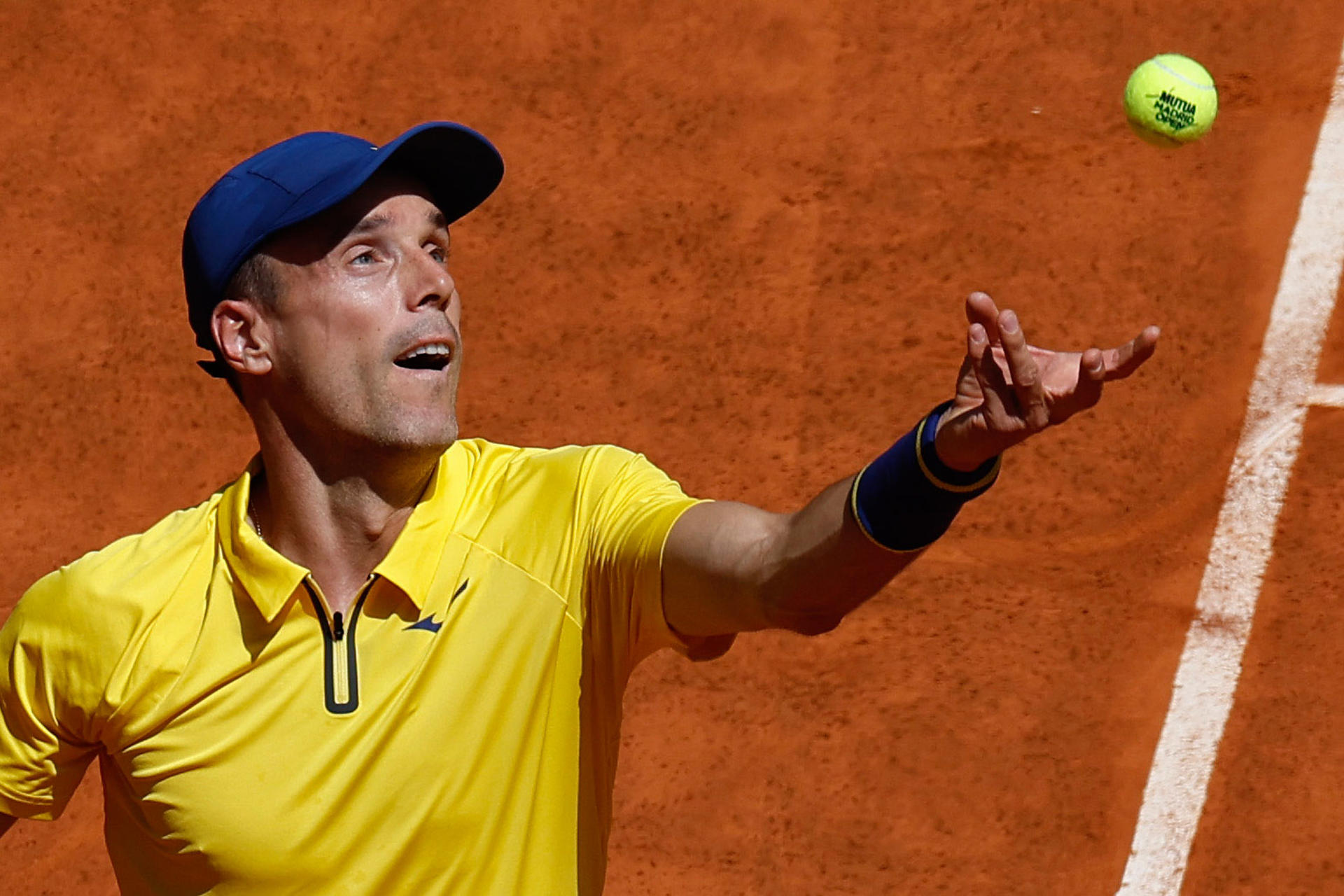 El tenista español Roberto Bautista sirve una bola al alemán Alexander Zverev durante el partido de la ronda 64 del Mutua Madrid Open de tenis que se disputa este viernes en la Caja Mágica, en Madrid. EFE/Chema Moya