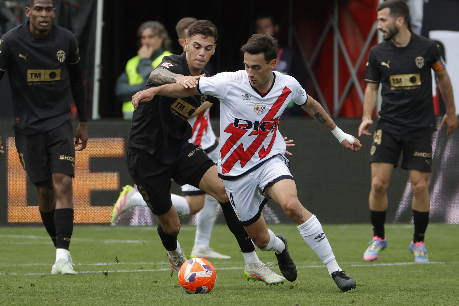 El centrocampista argentino Enzo Barrenechea (i) pugna con el centrocampista del Rayo Vallecano Pedro Díaz, durante el partido de Liga que enfrentó a ambos conjuntos en el Estadio de Vallecas. EFE/Zipi Aragón