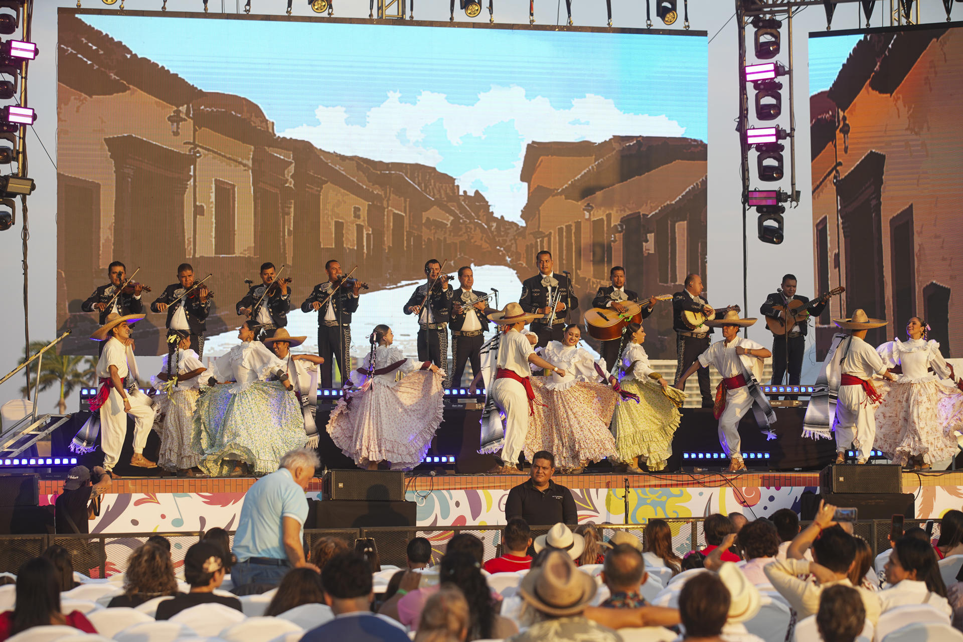 Bailarines y músicos participan en la inauguración de la primera Cumbre del Mariachi de México este jueves, en Acapulco (México). EFE/ David Guzmán