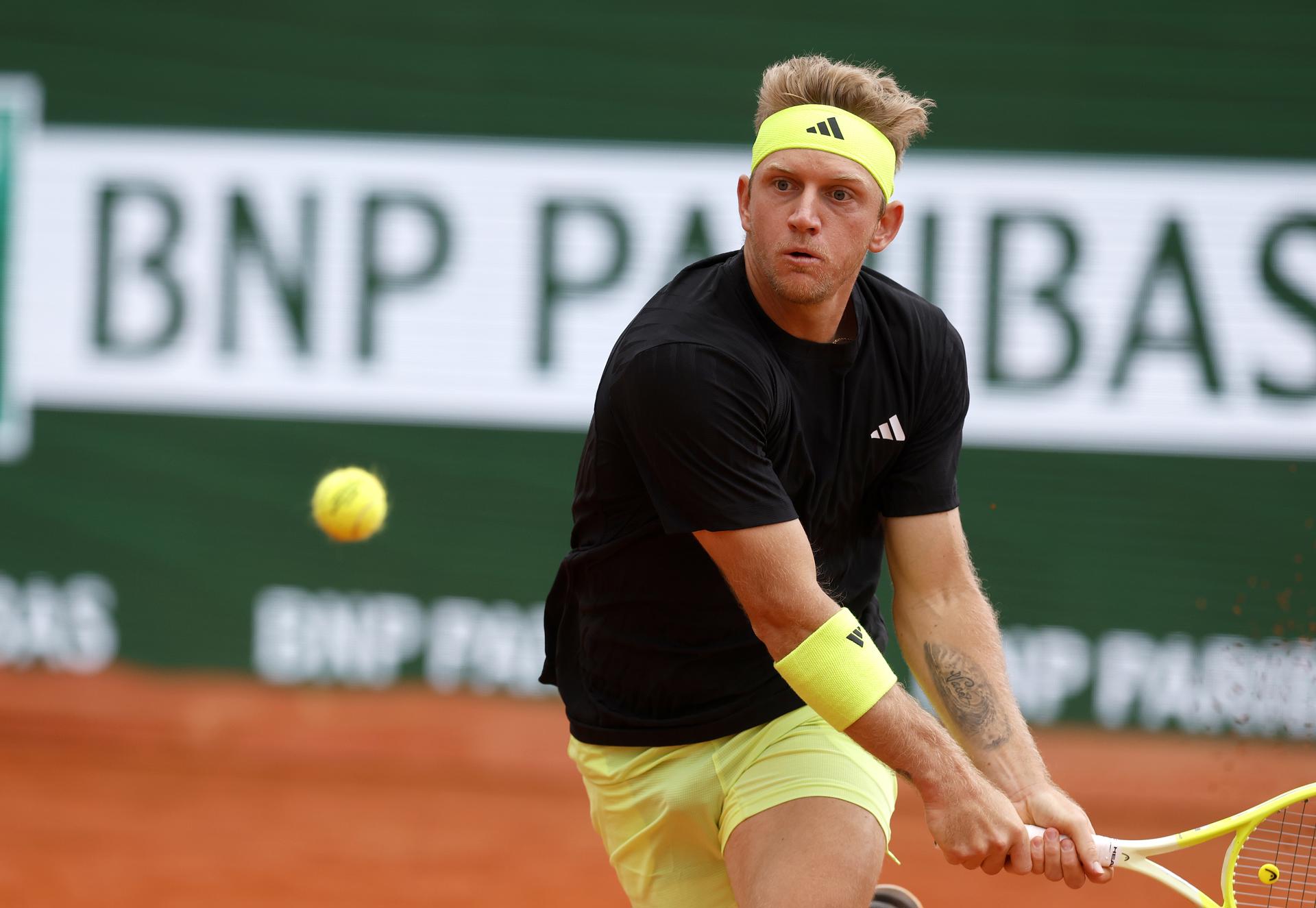 El español Alejandro Davidovich en acción durante su partido de cuartos de final contra el australiano Alexei Popyrin en el torneo de tenis de MontecarloEFE/EPA/SEBASTIEN NOGIER