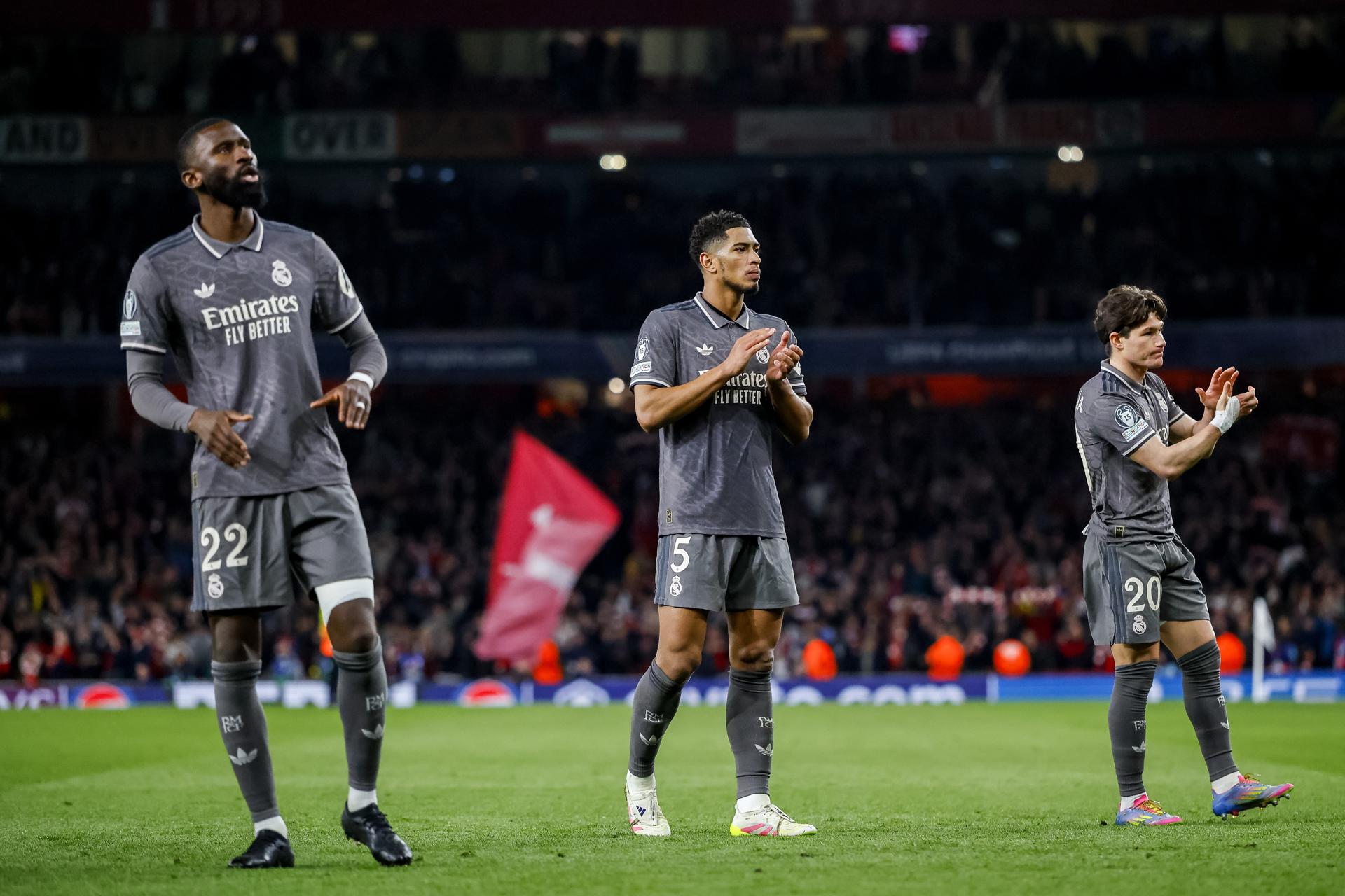 (I-D) Antonio Rudiger, Jude Bellingham, y Fran Garcia en Londres tras perder con el Arsenal. EFE/EPA/TOLGA AKMEN