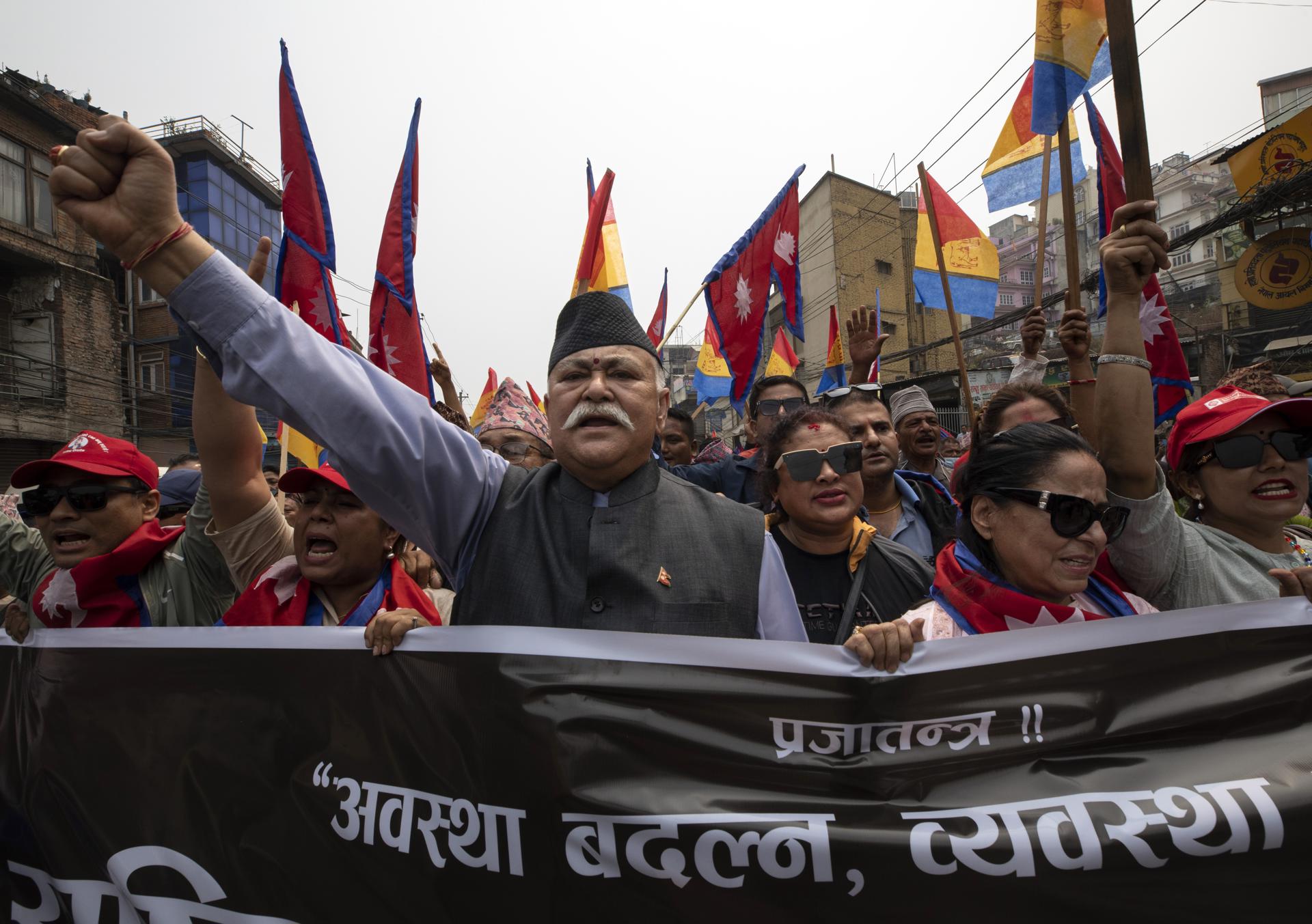 Activistas del Partido Rastriya Prajatantra (RPP) realizan una manifestación a favor de la monarquía en Katmandú, Nepal, 08 de abril de 2025. miles de partidarios de la monarquía afiliados al RPP realizaron una protesta en Katmandú exigiendo la restauración de la monarquía abolida en 2008. (Protestas) EFE/EPA/NARENDRA SHRESTHA
