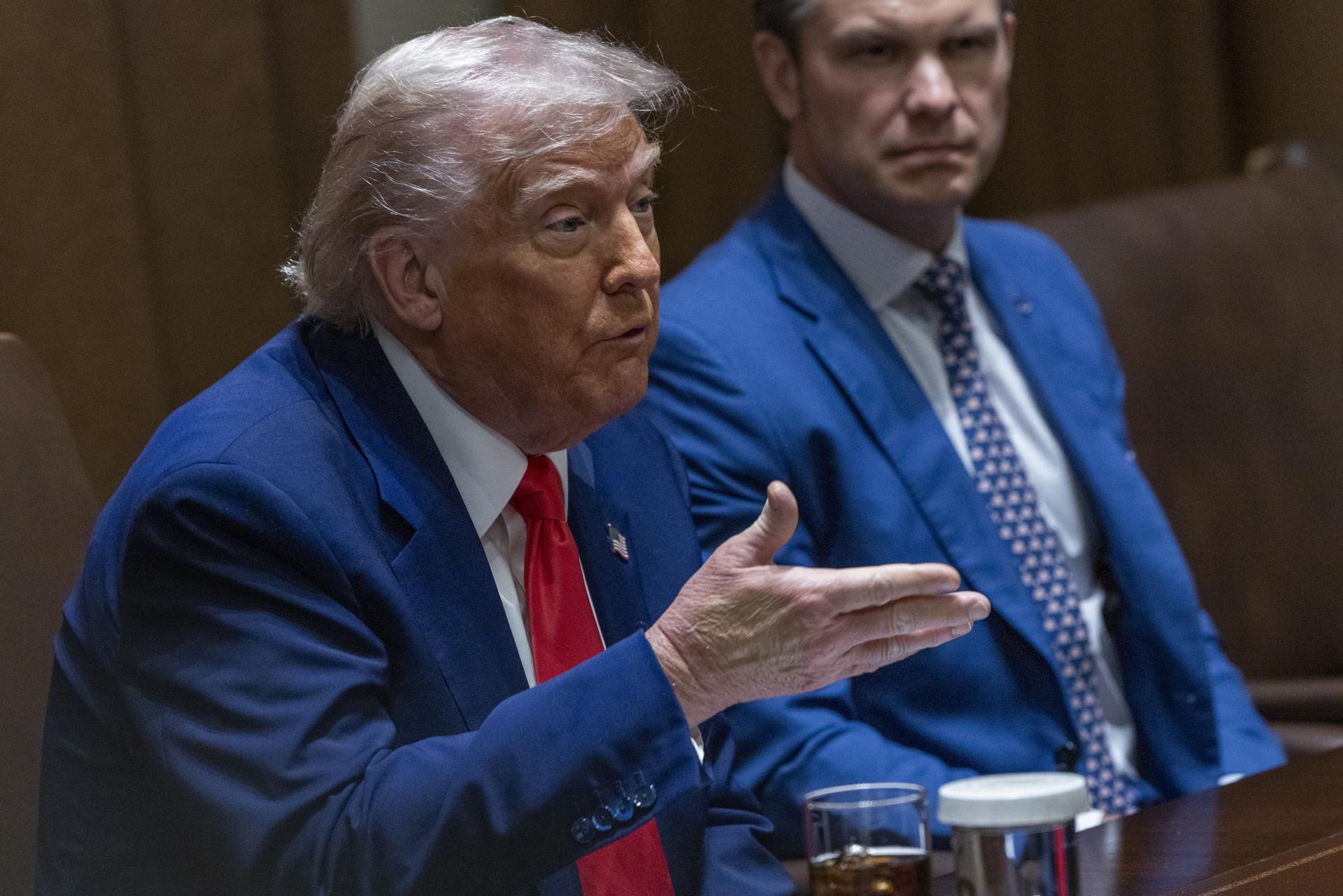El presidente de Estados Unidos, Donald J. Trump (izq.), en la Sala del Gabinete de la Casa Blanca en Washington, DC, EE.UU., el 10 de abril de 2025. EFE/EPA/SHAWN THEW / POOL
