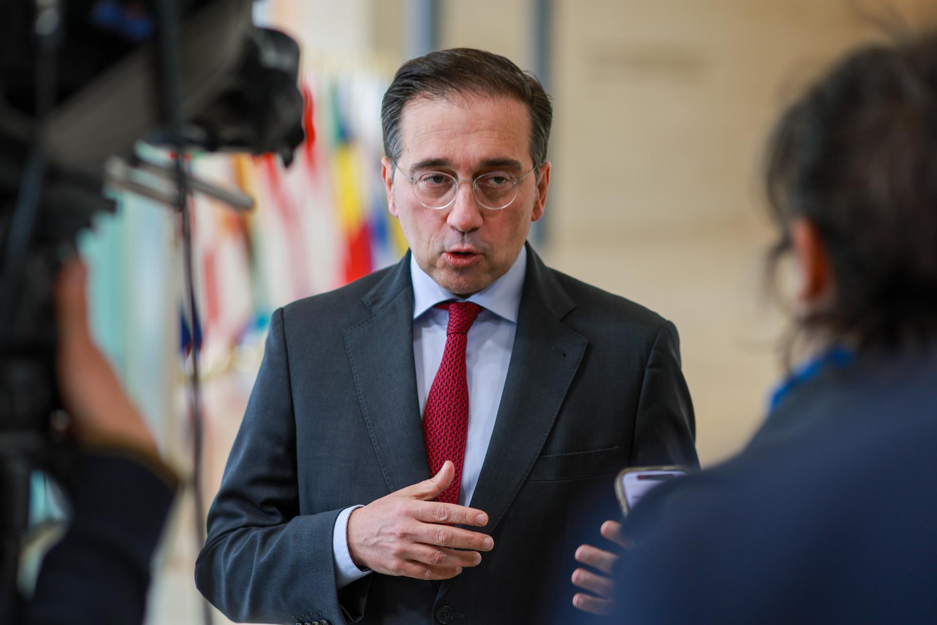 El ministro español de Asuntos Exteriores, José Manuel Albares, habla con los medios durante el Consejo de Asuntos Exteriores de la Unión Europea en la ciudad de Luxemburgo, el 14 de abril de 2025. EFE/EPA/OLIVIER HOSLET