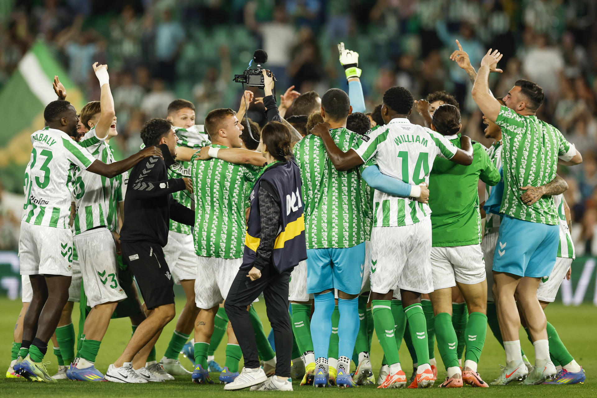 Los jugadores del Betis celebran la victoria al término del partido de LaLiga de fútbol que Real Betis y Real Valladolid han disputado este jueves en el estadio Benito Villamarín, en Sevilla. EFE/Julio Muñoz