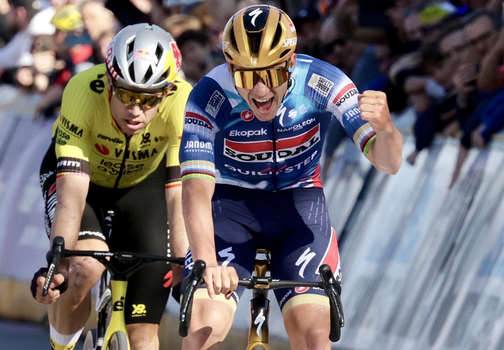 El belga Remco Evenepoel (Soudal Quick Step), en su llegada a meta en la 65ª edición de la Flecha Brabanzona, delante de su compatriota Wout Van Aert (Visma). EFE/EPA/OLIVIER MATTHYS