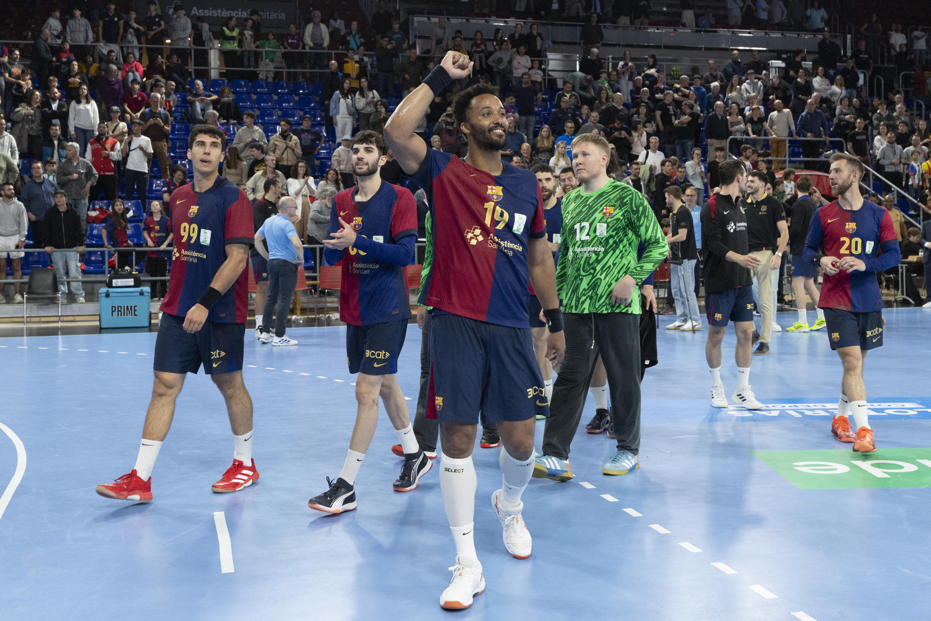 Los jugadores del FC Barcelona celebran el título de Liga tras la victoria ante el Helvetia Anaitasuna, hoy viernes en Barcelona. EFE/Marta Pérez