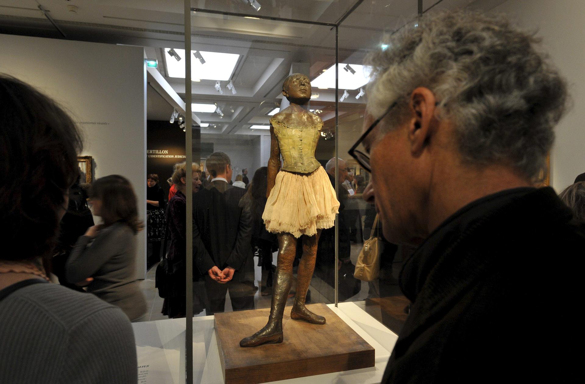 Fotografía de archivo en la que aparece la escultura "La petite danseuse de Quatorze Ans" (la pequeña bailarina de 14 años), del francés Edgar Degás, en el Museo D'Orsay, en París (Francia). EFE/Horacio Villalobos