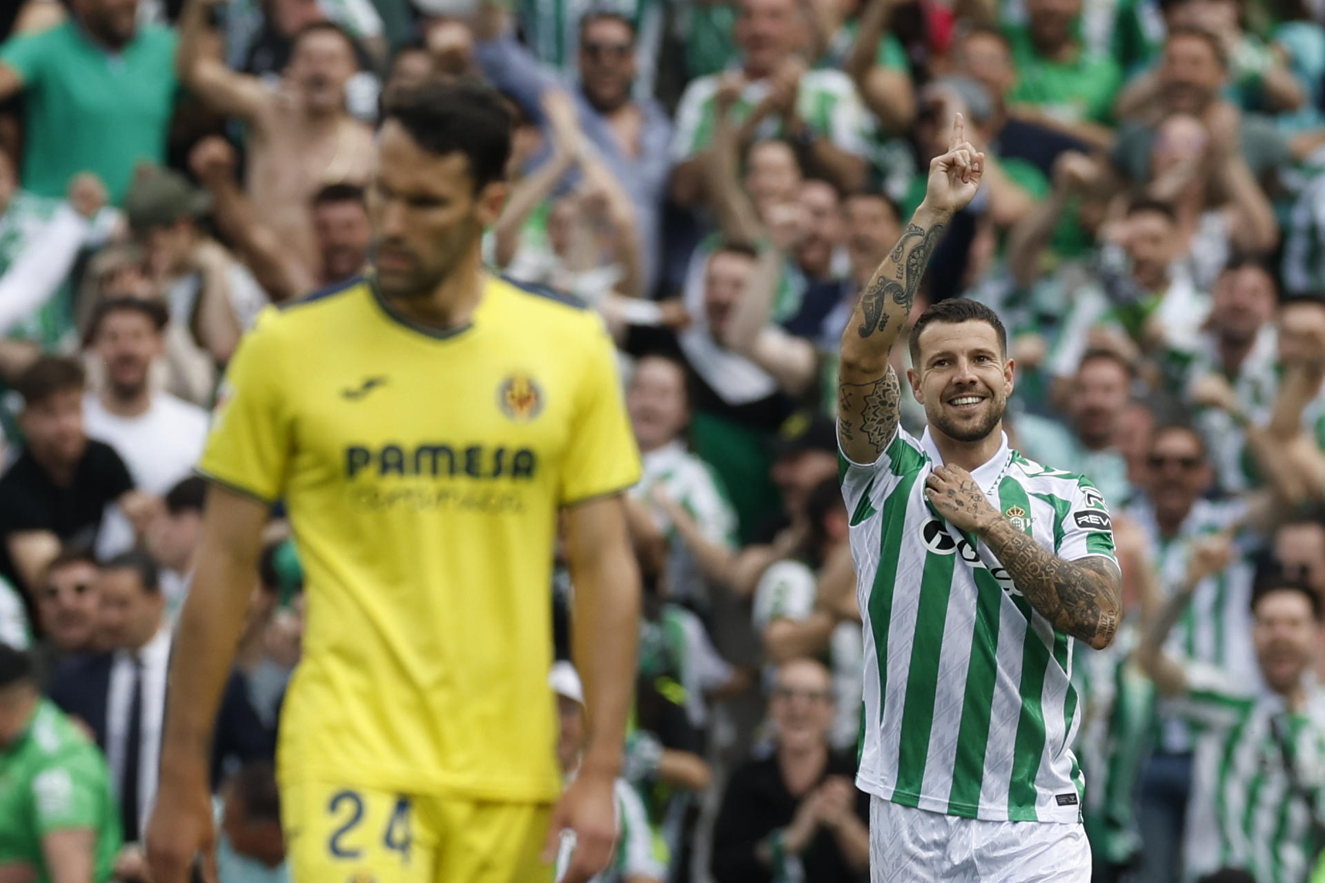 El defensa del Betis Aitor Ruibal celebra tras anotar el primero gol del equipo este domingo, durante el partido de la jornada 31 de LaLiga EA Sports, entre el Real Betis Balompié y el Villarreal CF, en el estadio Benito Villamarín de Sevilla. EFE/ Julio Muñoz