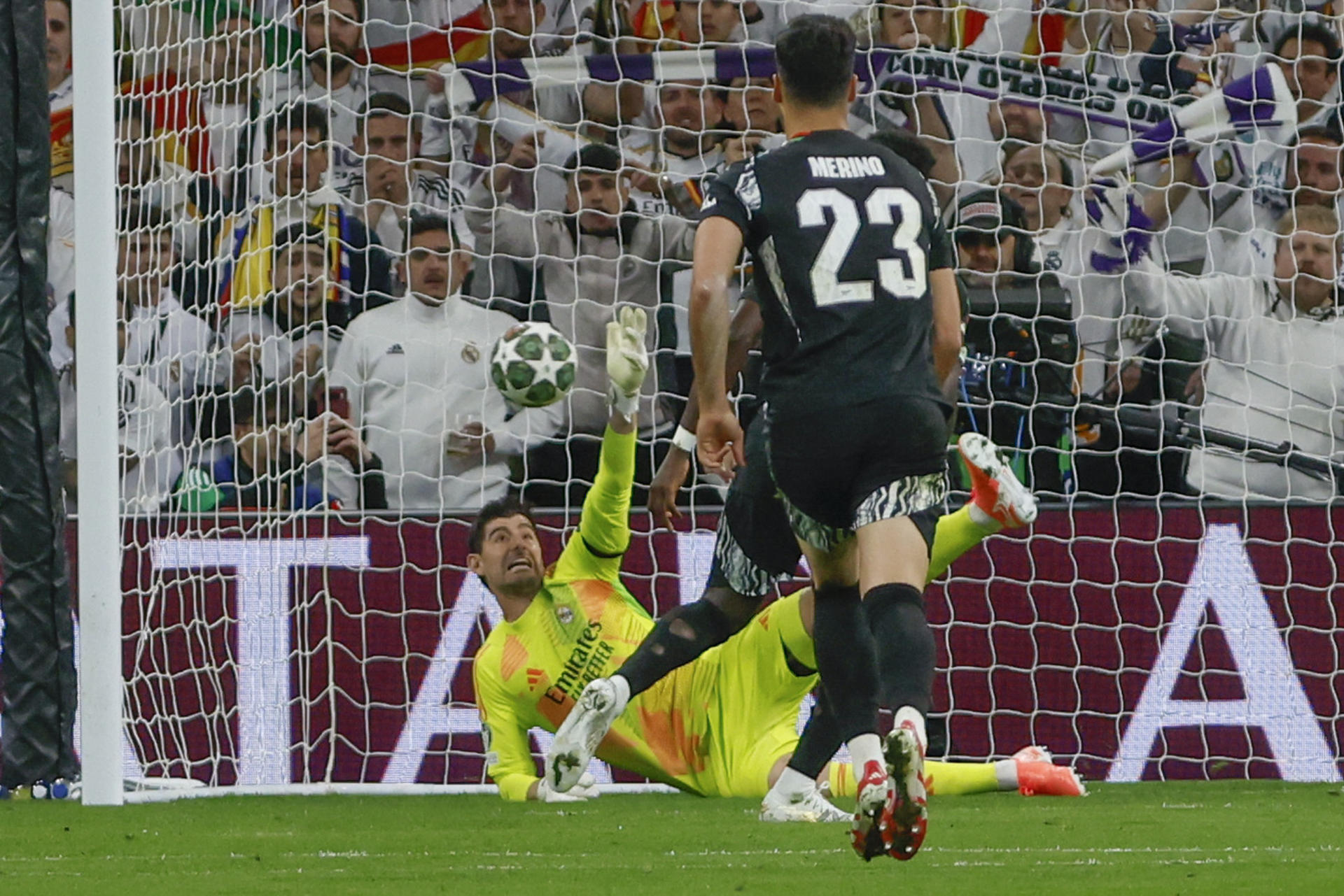 El guardameta belga del Real Madrid, Thibaut Courtois, detiene el penalti a favor del Arsenal durante el encuentro de vuelta de cuartos de final de la Liga de Campeones que Real Madrid y Arsenal juegan hoy miércoles en el estadio Santiago Bernabéu. EFE/Mariscal.