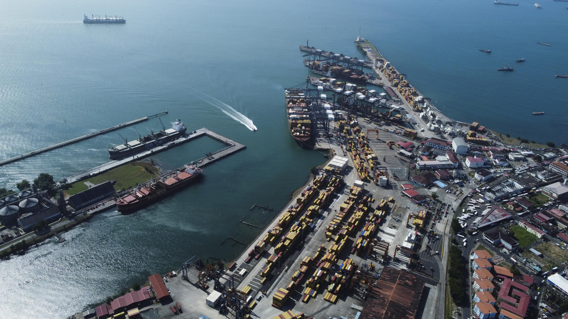 Colón (Panamá) .- Fotografía aérea de decenas de contenedores en el Puerto de Cristóbal en Colón (Panamá), en una imagen de archivo de este mes de enero de 2025. EFE/ Aris Mariota