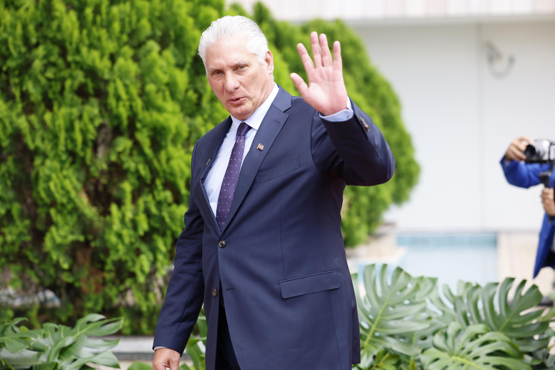 El presidente de Cuba, Miguel Díaz-Canel saluda este miércoles, previo a la IX Cumbre de la Comunidad de Estados Latinoamericanos y Caribeños (Celac), en Tegucigalpa (Honduras). EFE/ Bienvenido Velasco