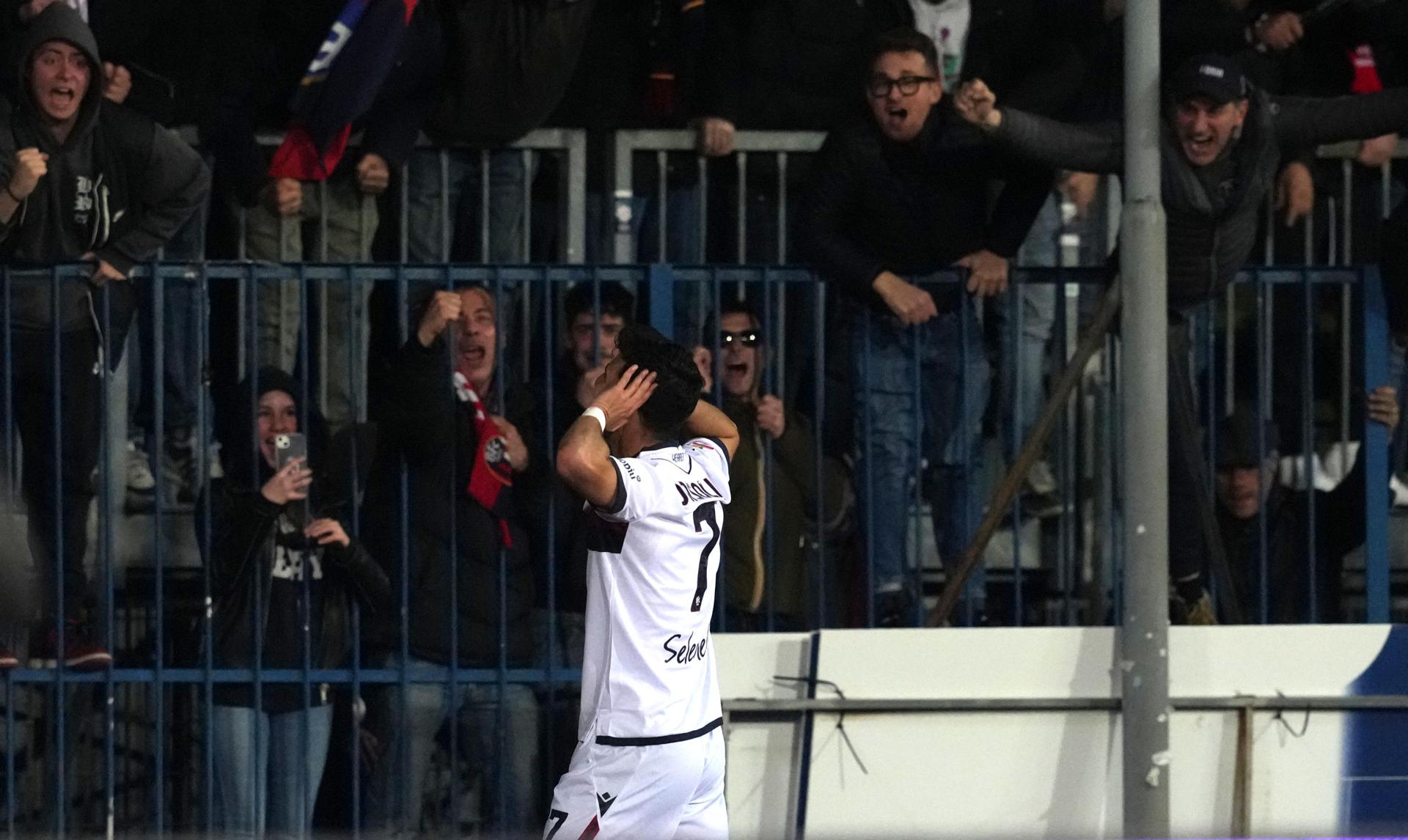 El atacante del Bolonia Riccarso Orsolini celebra el 0-1 durante el partido de la Copa de Italia jugado en el Carlo Castellani Stadium en Empoli, Italia. EFE/EPA/CLAUDIO GIOVANNINI