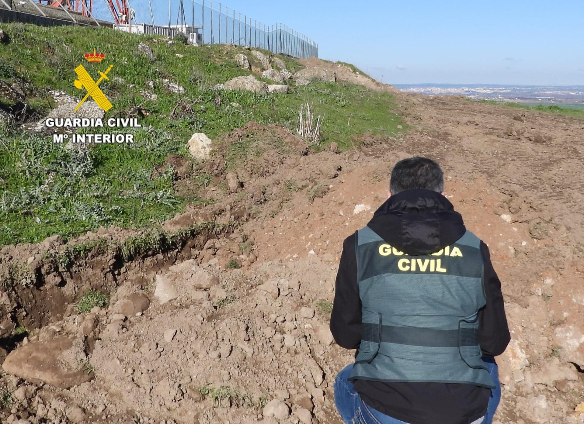El Seprona de la Guardia Civil de Zamora ha investigado a siete personas por su supuesta implicación en un delito contra el patrimonio histórico al excavar una zanja para el cable de fibra óptica sin autorización en un yacimiento arqueológico de alto valor patrimonial de un antiguo castro vacceo, ha informado el Instituto armado en un comunicado. EFE/Guardia Civil CRÉDITO OBLIGATORIO SOLO USO PERMITIDO PARA ILUSTRAR LA NOTICIA QUE APARECE EN EL PIE DE FOTO SÓLO USO EDITORIAL