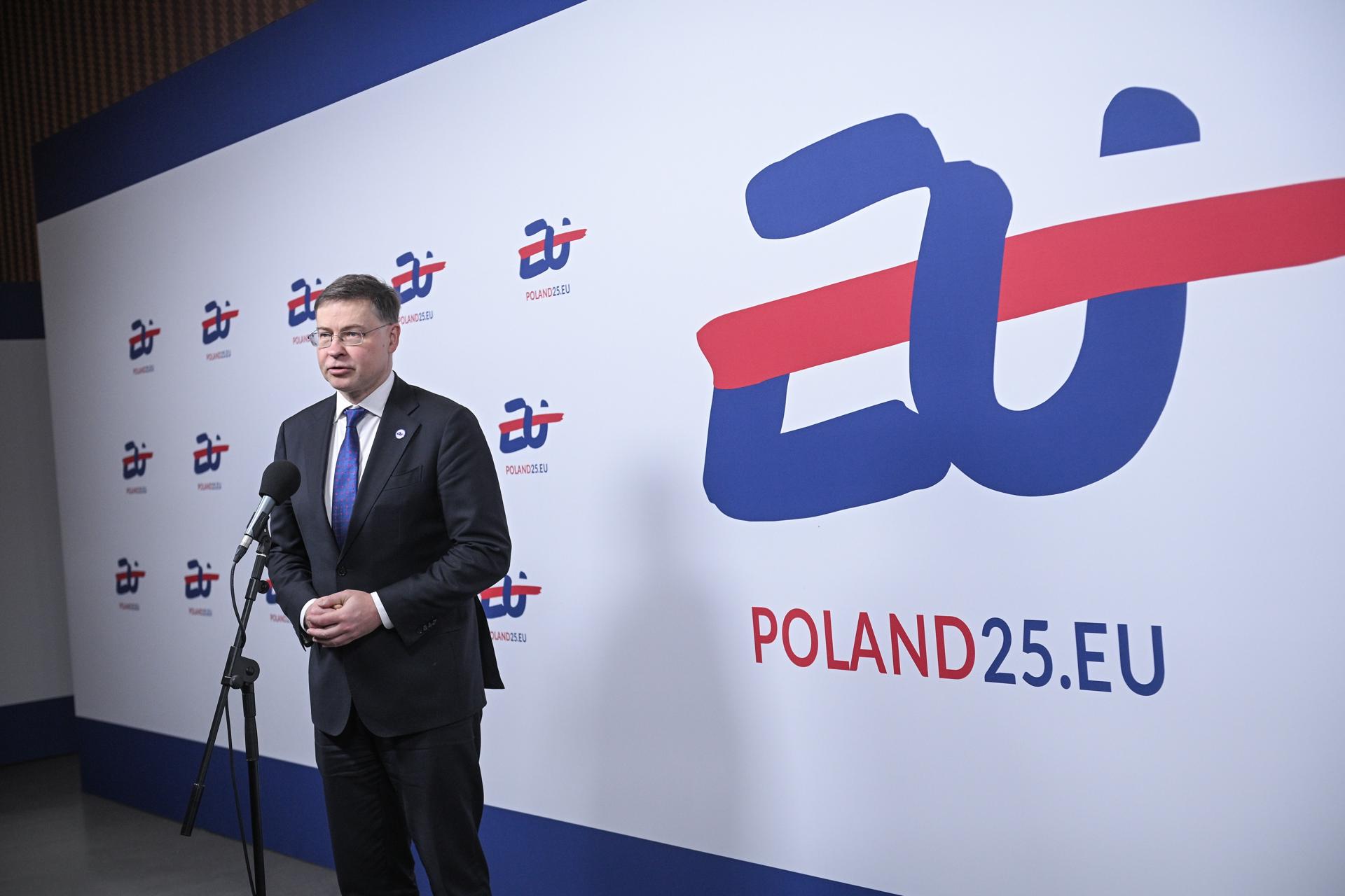 Varsovia(Polonia), 11/04/2025.- El comisario europeo de Economía y Productividad, Valdis Dombrovskis, atiende a los medios.(Polonia, Varsovia) EFE/EPA/LESZEK SZYMANSKI POLAND OUT