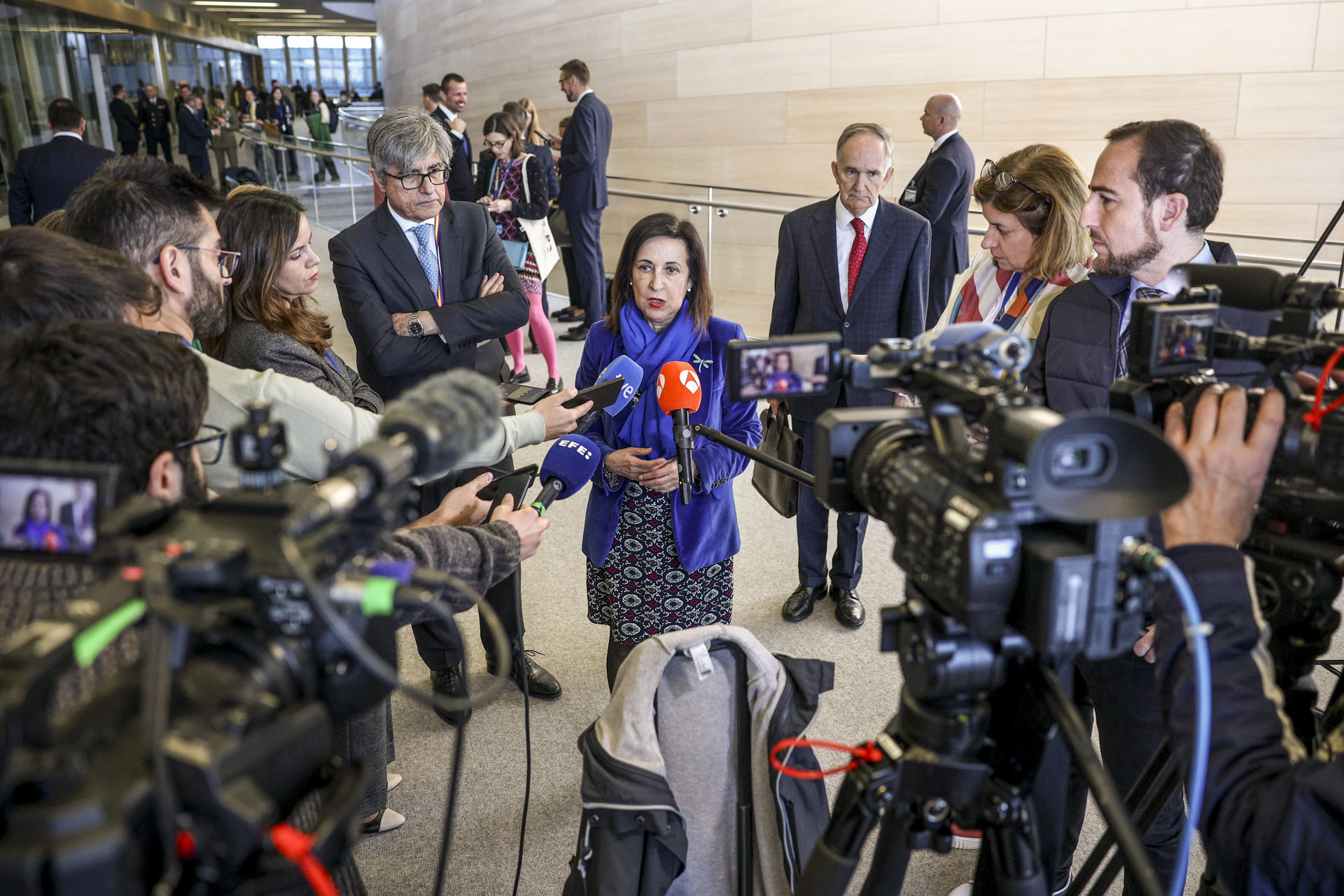 La ministra de Defensa, Margarita Robles, atiende a los medios en la OTAN tras la reunión de la coalición de Voluntarios en el marco de la reunión de ministros de Defensa de la OTAN. EFE/Pablo Garrigós