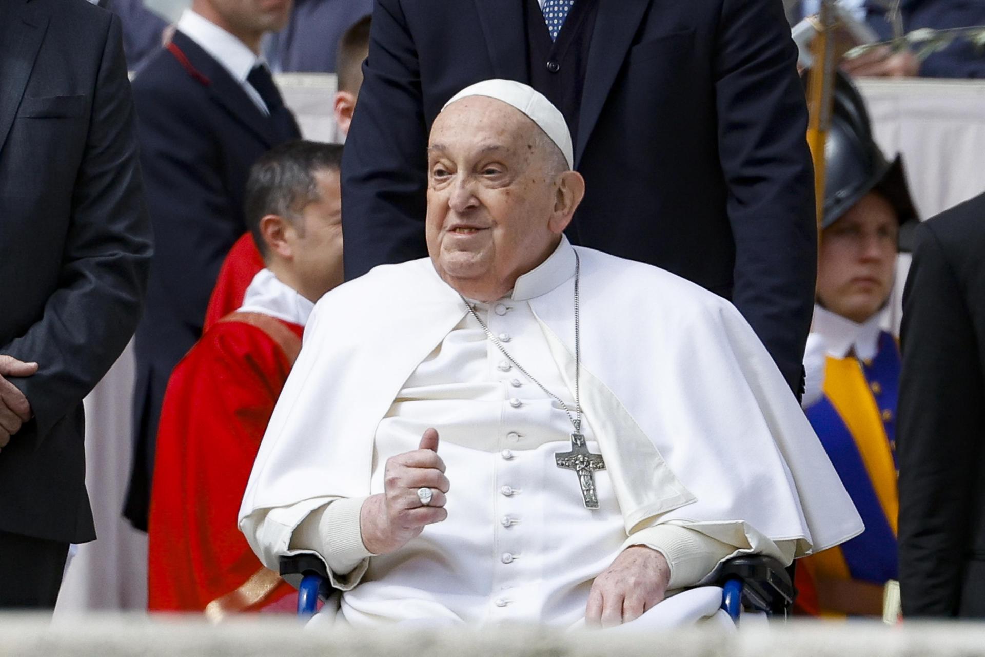El papa Francisco, que sigue convaleciente por sus problemas de salud, apareció sin que estuviera previsto ante los fieles en la Plaza de San Pedro del Vaticano, al término de la misa del Domingo de Ramos, la celebración que marca el inicio de la Semana Santa. EFE/FABIO FRUSTACI