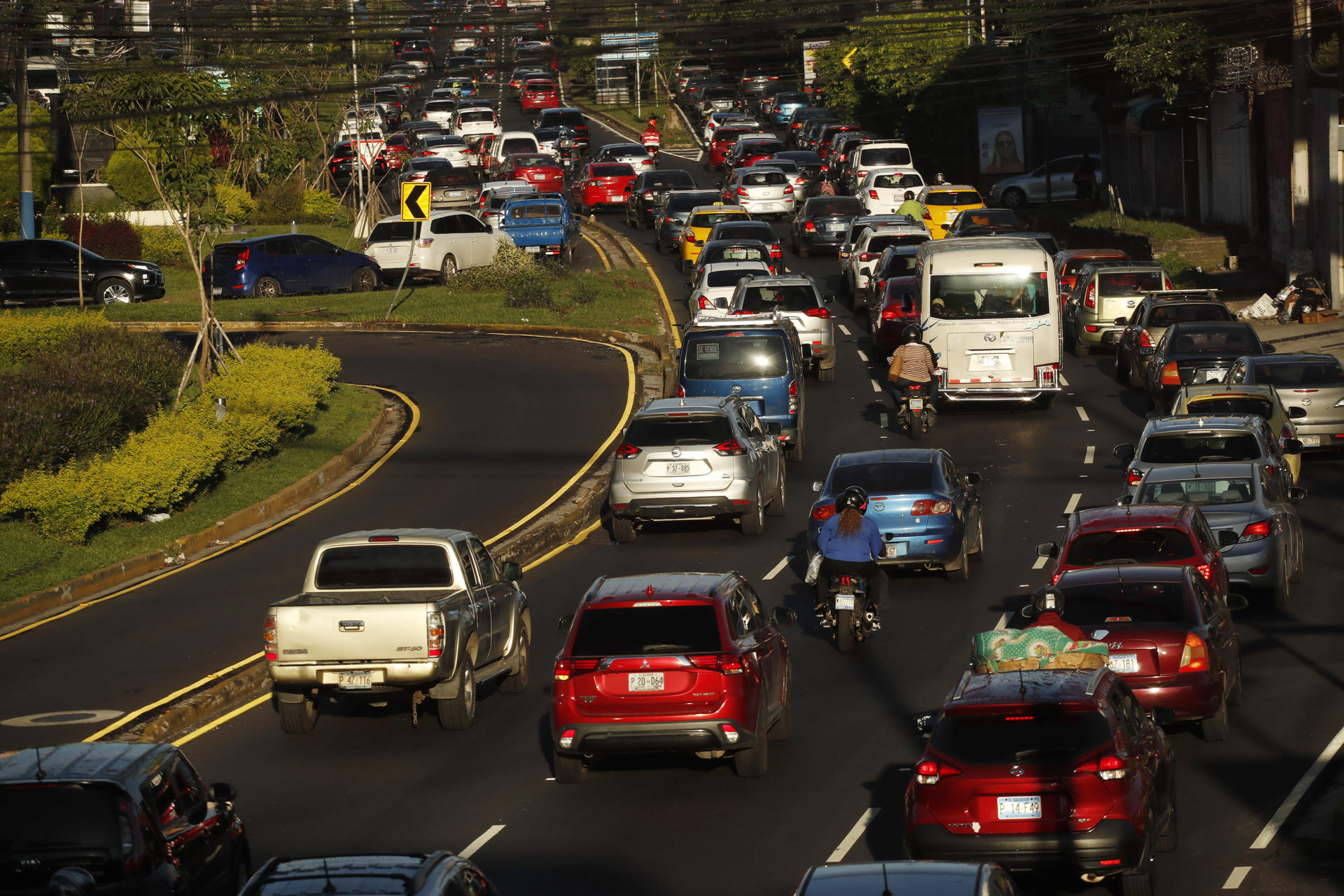 Fotografía de archivo del tráfico vehicular en la autopista sur en San Salvador (El Salvador).EFE/Rodrigo Sura