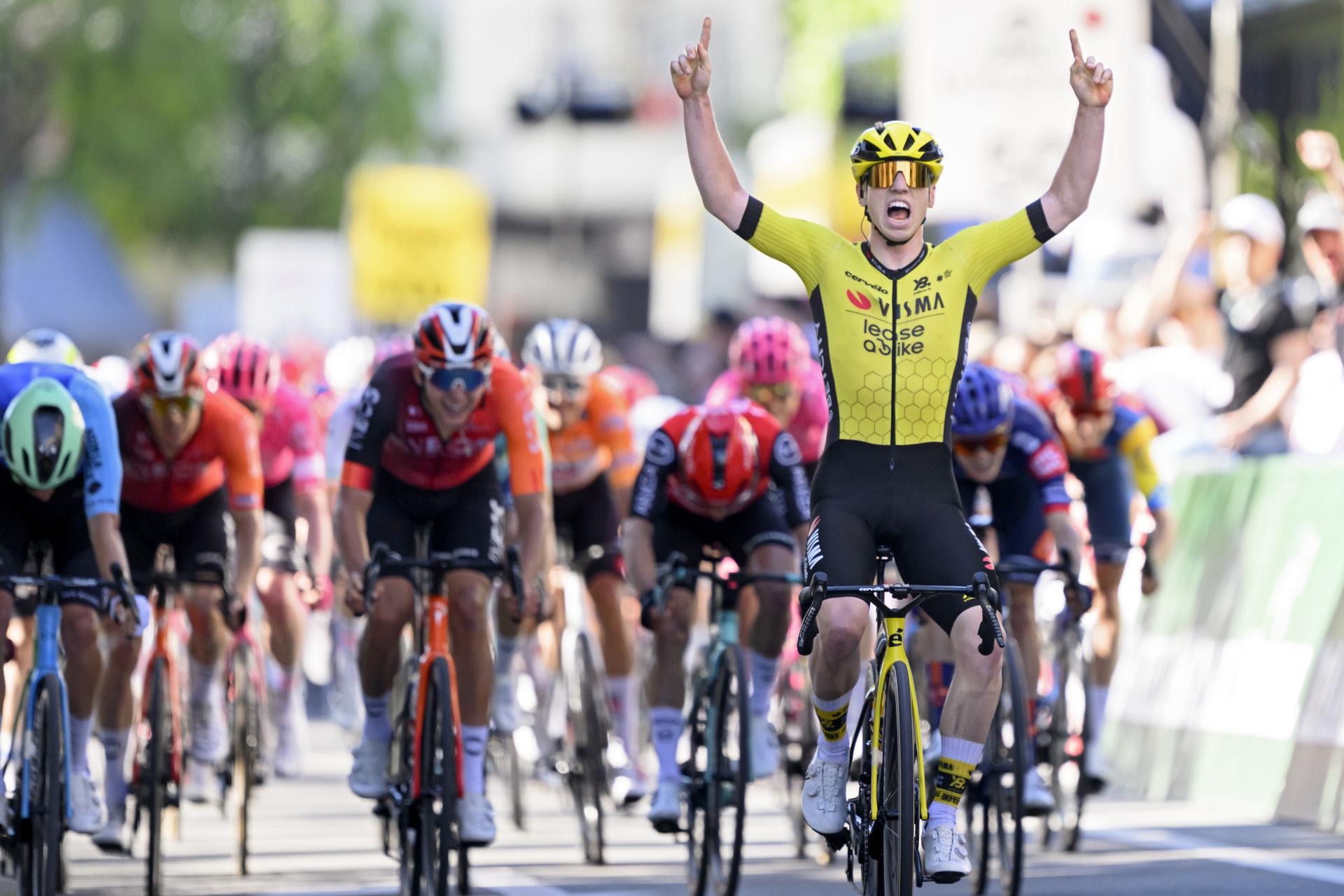 El ciclista británico Matthew Brennan, del equipo Visma-Lease a Bike, celebra la victoria en la primera etapa en línea de la 78ª edición del Tour de Romandía (Suiza), tras un recorrido de 194,3 kilómetros entre las ciudades de Münchenstein y Friburgo. EFE/EPA/LAURENT GILLIERON
