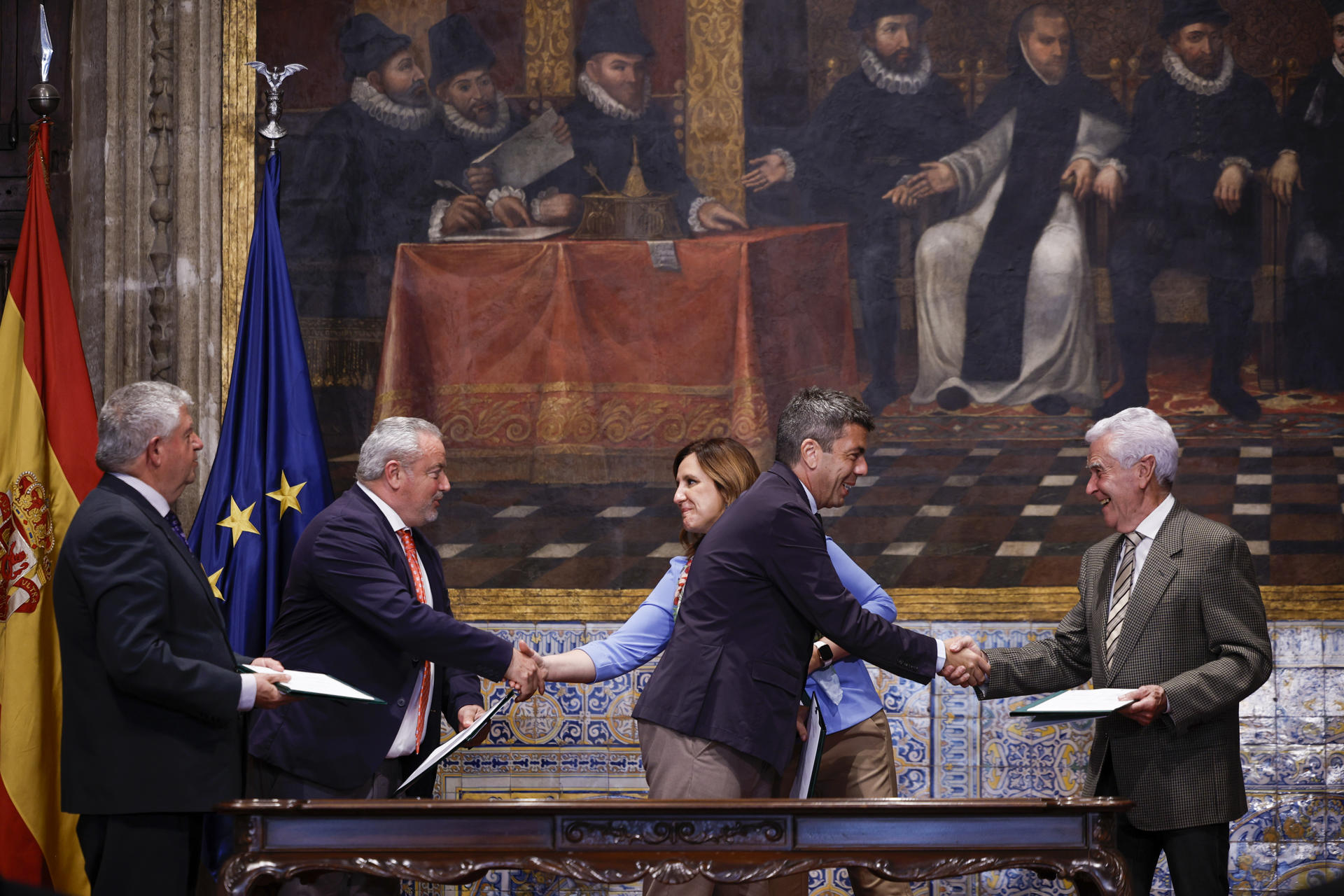 El president de la Generalitate valenciana, Carlos Mazón (2º d), y la alcaldesa de València, María José Catalá, durante el primer Pacto del Agua por L’Albufera firmado este martes en el salón de Cortes de la Generalitat con diversas entidades de regantes. EFE/Biel Aliño
