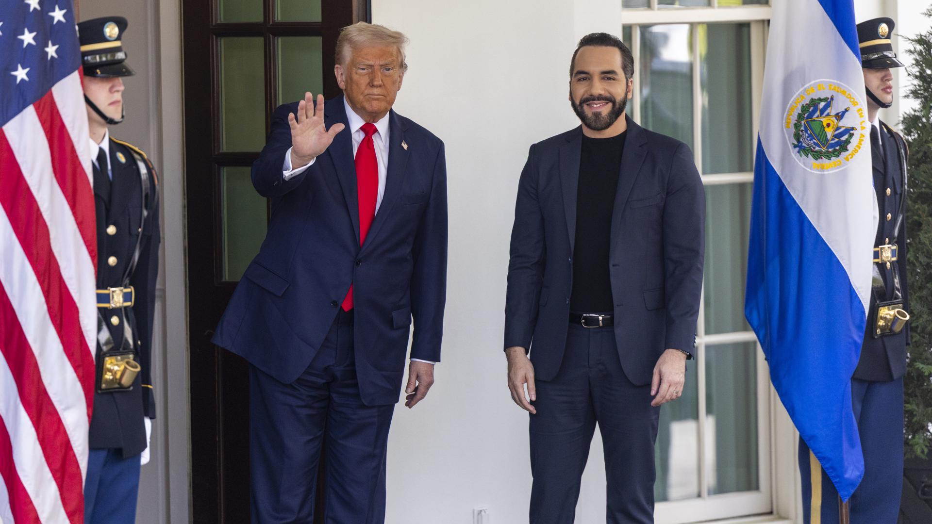 El presidente de EE.UU., Donald J. Trump, saluda al presidente de El Salvador, Nayib Bukele, afuera de la Oficina Oval de la Casa Blanca en Washington, DC, EE. UU., el 14 de abril de 2025. EFE/SHAWN THEW
