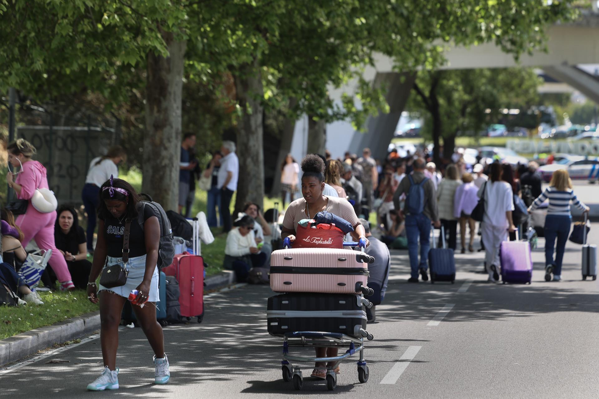 Los viajeros caminan hacia las salidas en el aeropuerto Humberto Delgado de Lisboa, ya que la zona está cerrada debido al apagón que afecta a España y Portugal, en Lisboa, Portugal, 28 de abril de 2025. El apagón afectó a grandes partes de España y se extendió a los países vecinos, Portugal y Francia, interrumpiendo los sistemas de transporte, las conexiones a internet y la vida cotidiana, según las autoridades. La causa exacta del apagón es desconocida. (Francia, España, Lisboa) EFE/EPA/TIAGO PETINGA