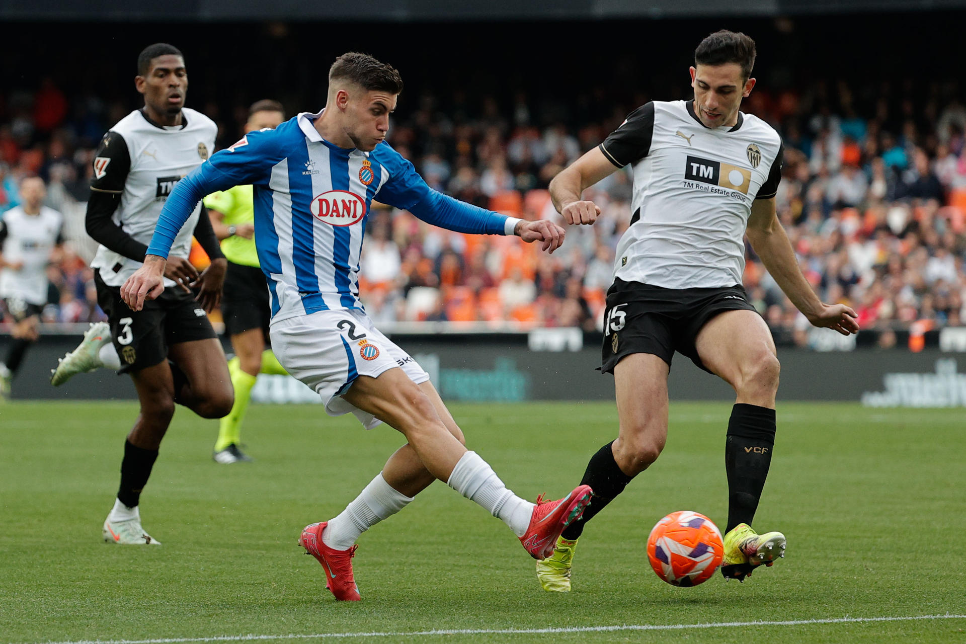El defensa del Valencia César Tárrega disputa un balón ante el delantero del Espanyol Roberto Fernández (i) este martes, durante el partido de la jornada 33 de LaLiga EA Sports, entre el Valencia CF y el RCD Espanyol, en el estadio de Mestalla, en Valencia. EFE/ Manuel Bruque