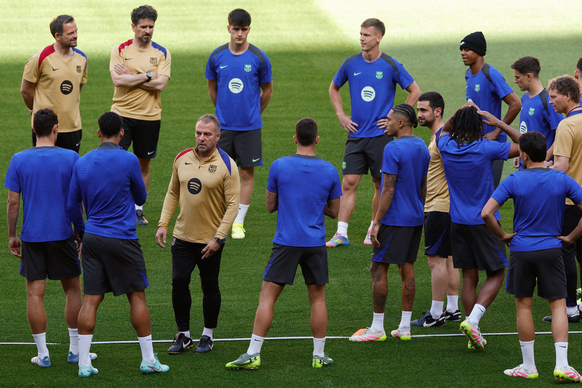 El entrenador del Barcelona, Hansi Flick (c-i), dirige un entrenamiento este viernes en Sevilla, en la víspera de la final de la Copa del Rey de fútbol que enfrenta a su equipo al Real Madrid en el estadio de la Cartuja. EFE/ Julio Muñoz