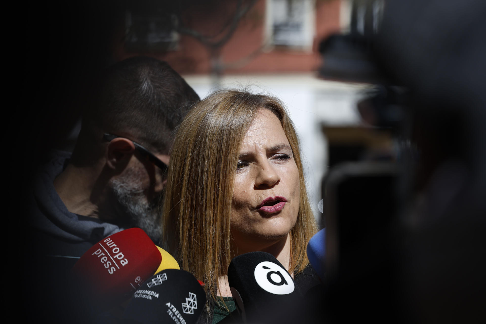 La delegada del Gobierno en la Comunitat Valenciana, Pilar Bernabé, atiende a los medios de comunicación. EFE/ Miguel Ángel Polo