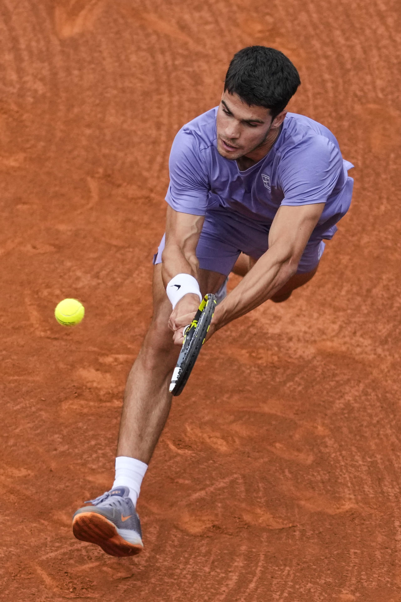 El tenista español Carlos Alcaraz durante su partido de primera ronda contra el tenista estadounidense Ethan Quinn en el Barcelona Open Banc Sabadell. EFE/Alejandro García