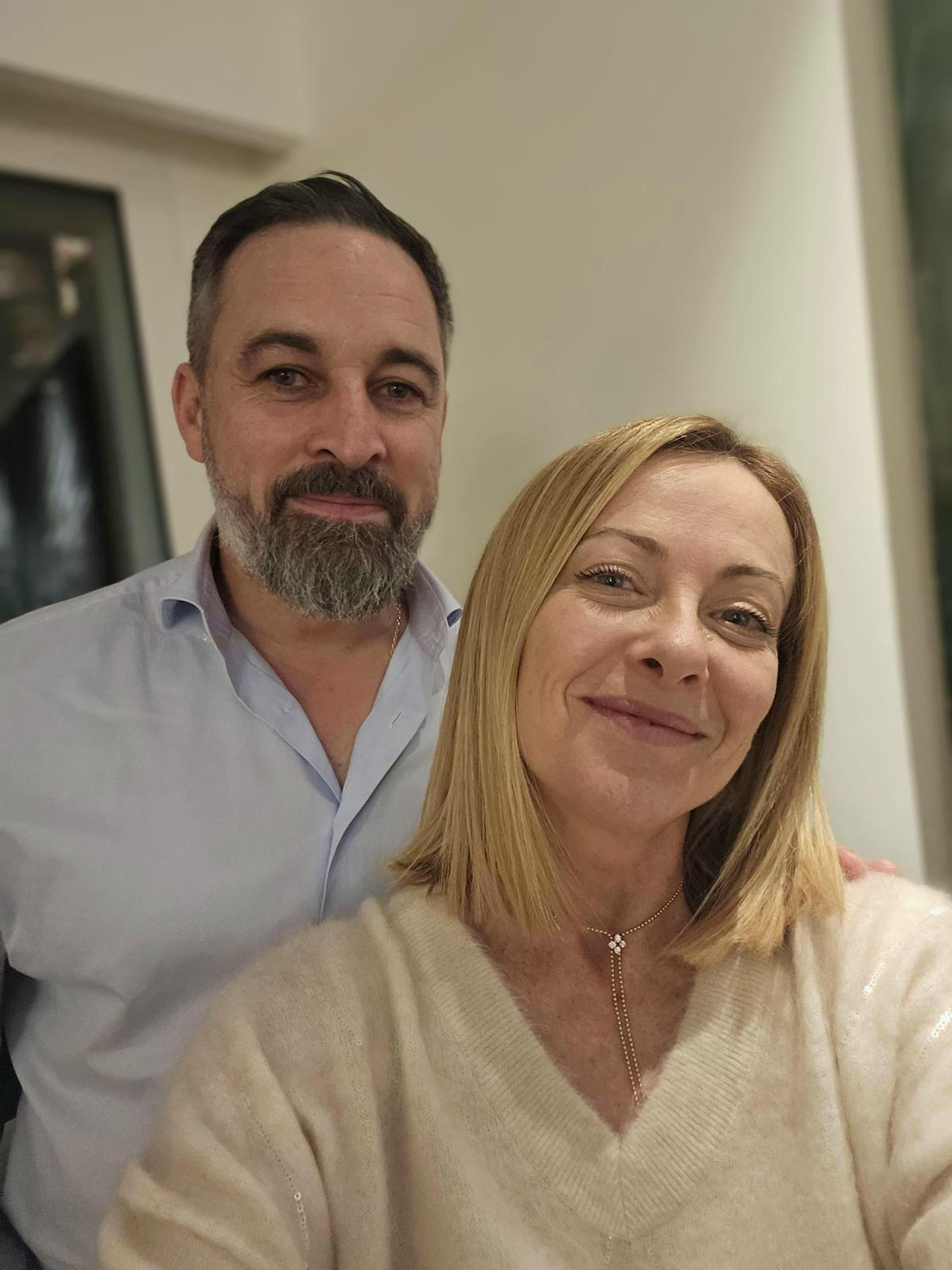 El líder de Vox, Santiago Abascal (i), publica una foto en la red social X con la primera ministra italiana Georgia Meloni (d) durante su viaje a Roma. EFE/ Abascal Via X SOLO USO EDITORIAL/SOLO DISPONIBLE PARA ILUSTRAR LA NOTICIA QUE ACOMPAÑA (CRÉDITO OBLIGATORIO)