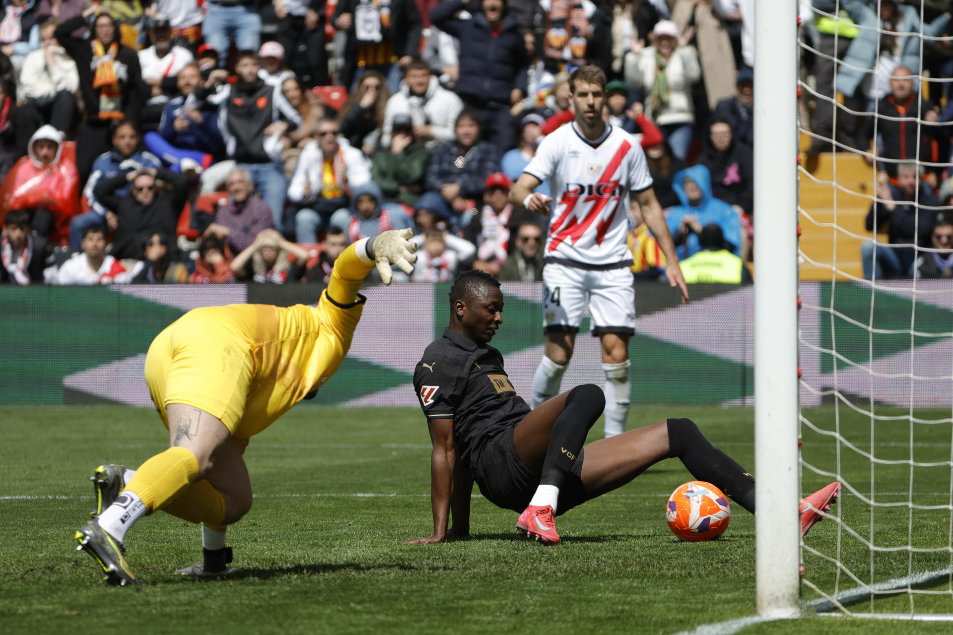 - El jugador del Valencia CF Umar Sadiq (c) supera la defensa del portero del Rayo Vallecano Augusto Batalla (i) para empatar el encuentro durante el partido de la jornada 32 de LaLiga EA Sports disputado este sábado en el estadio de Vallecas. EFE/Zipi Aragón