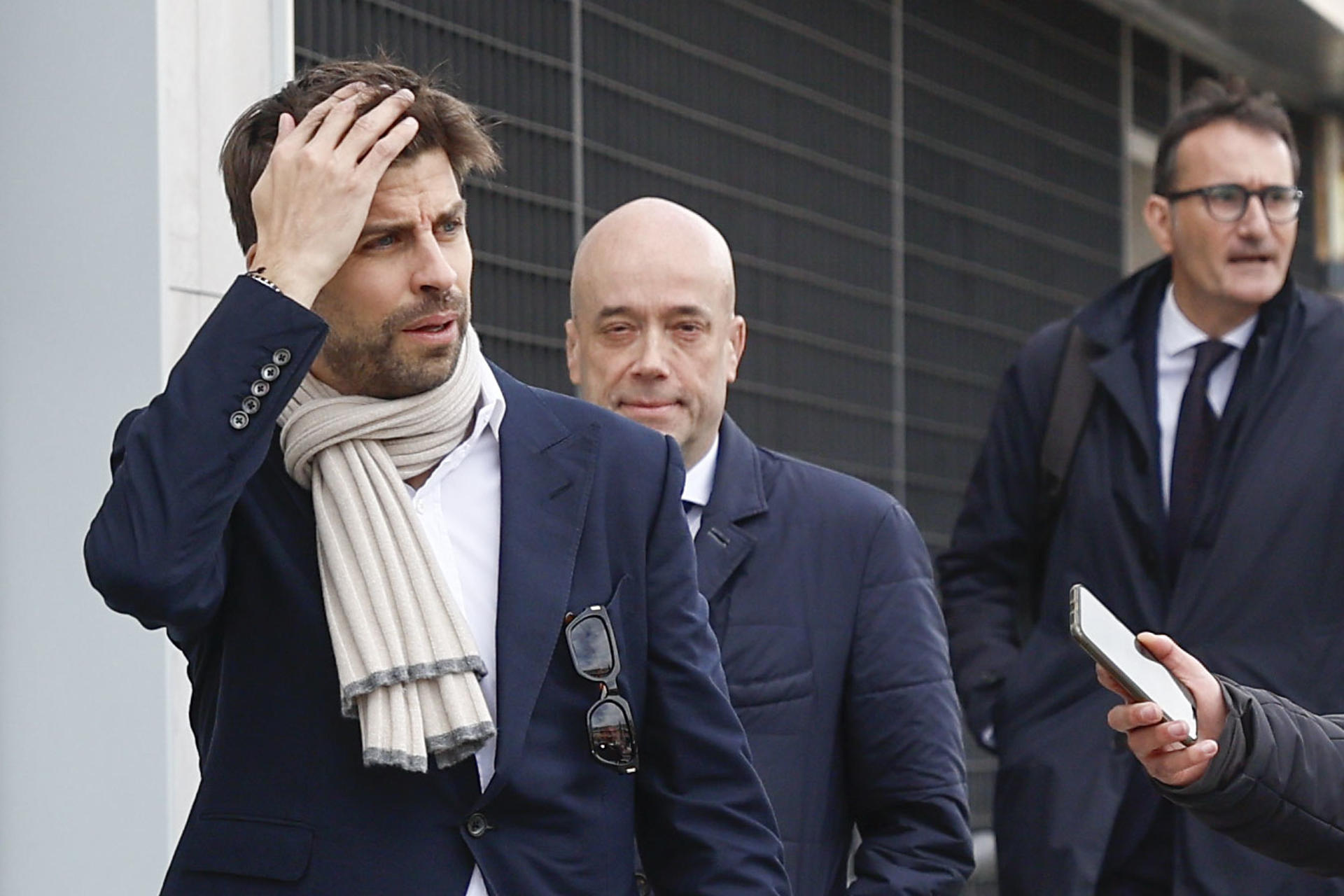 El exjugador del FC Barcelona Gerard Piqué rodeados de medios tras salir del juzgado de Majadahonda (Madrid). EFE/ Rodrigo Jimenez