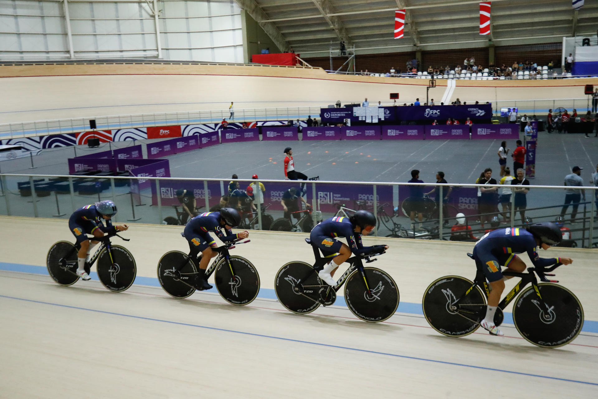 El equipo femenino de Colombia entra en acción, este jueves, en la ronda final de persecución por equipos durante la segunda jornada del Campeonato Panamericano de pista en el Velódromo Nacional de Asunción. EFE/ Juan Pablo Pino