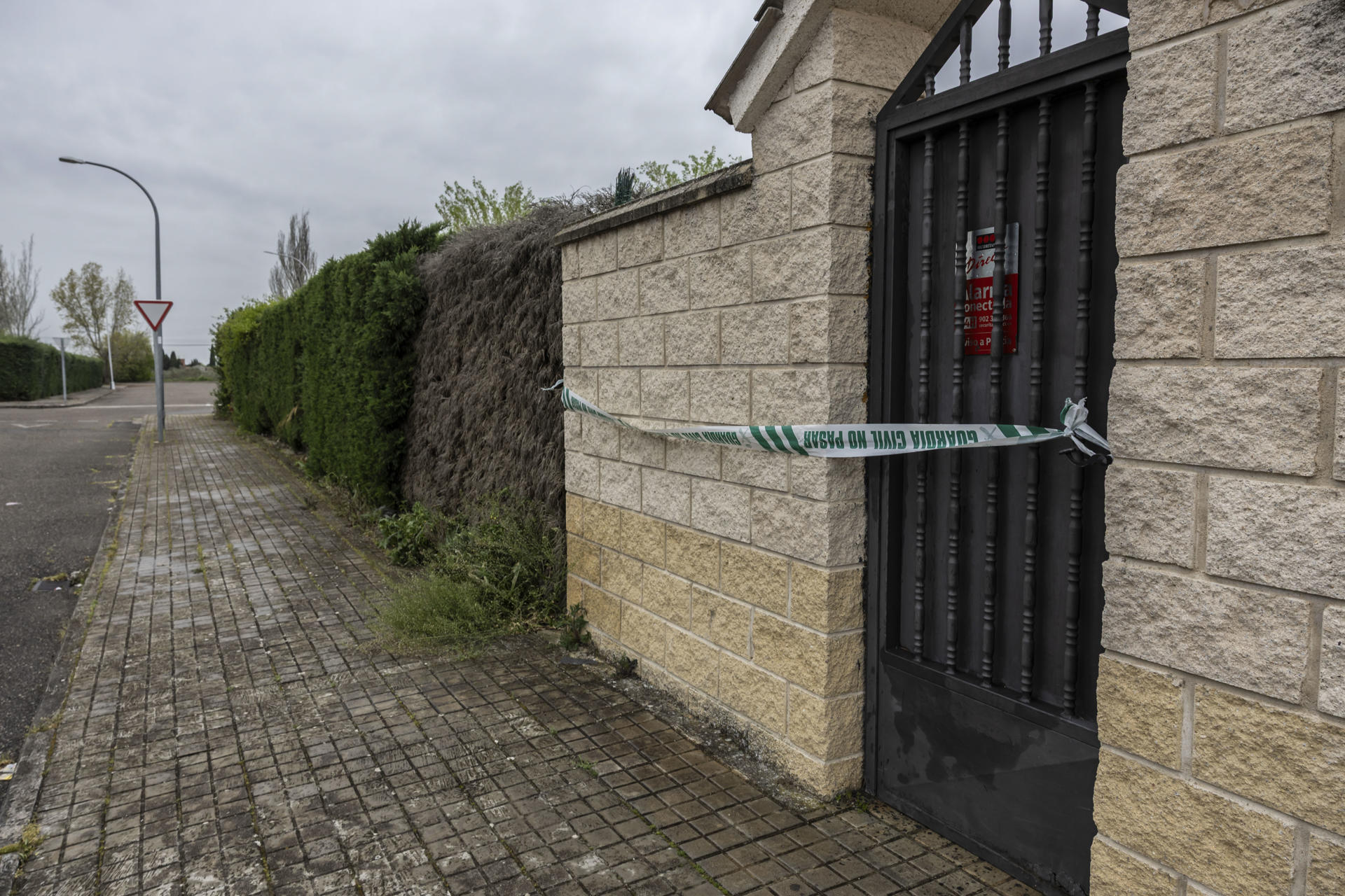 Vista de la vivienda donde un hombre de 65 años ha sido detenido tras disparar a su hijo de 37 años con una escopeta, provocándole la muerte, en la localidad toledana de Escalona. EFE/Ángeles Visdómine