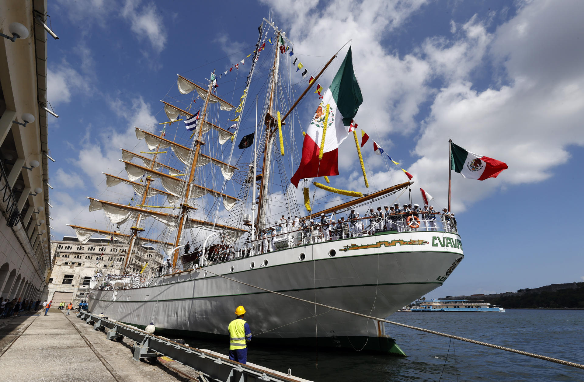 El buque escuela Cuauhtémoc de la armada mexicana llega este lunes, al puerto de La Habana (Cuba). EFE/ Ernesto Mastrascusa