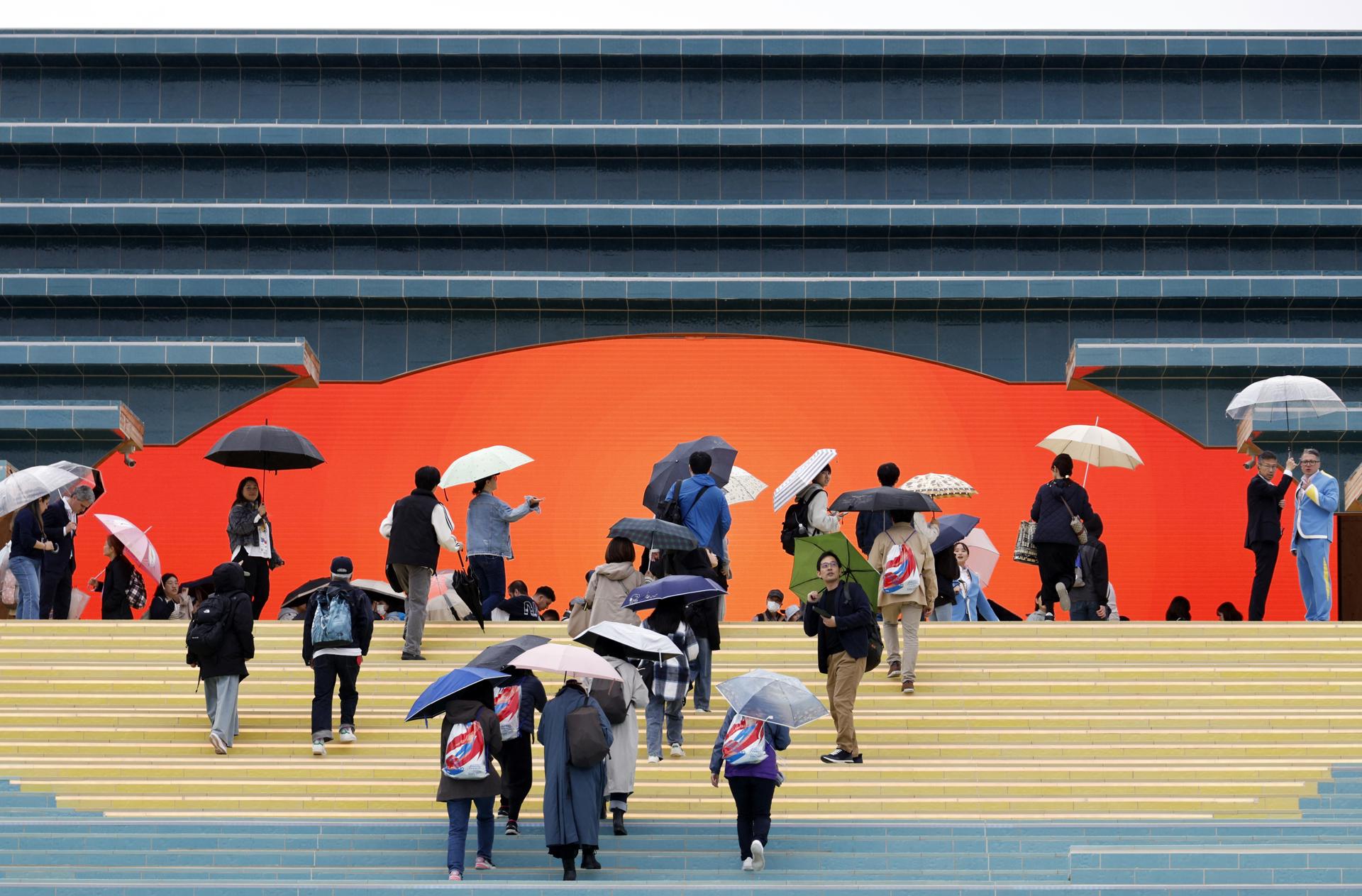 Los visitantes se reúnen en el Pabellón de España tras la inauguración de la Expo de Osaka 2025 en Osaka, Japón, el 13 de abril de 2025. EFE/EPA/FRANCK ROBICHON