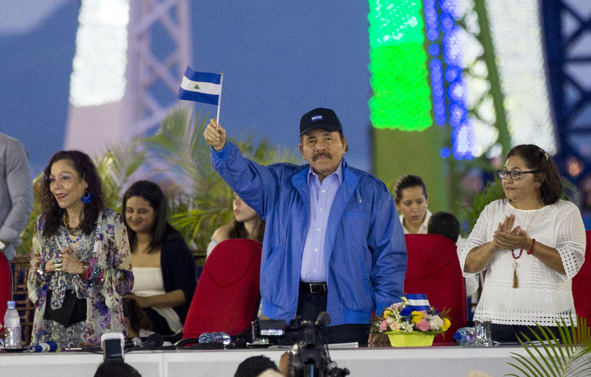 Fotografía de archivo del presidente de Nicaragua Daniel Ortega (c) junto a su esposa Rosario Murillo (i). EFE/Jorge Torres