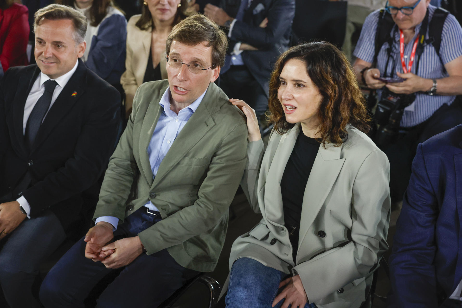 La presidenta de la Comunidad de Madrid, Isabel Díaz Ayuso, y el alcalde José Luis Martínez-Almeida, este viernes durante la presentación del circuito de Fórmula 1 de Madrid en el Centro de Convenciones Ifema.-EFE/ Juan Carlos Hidalgo