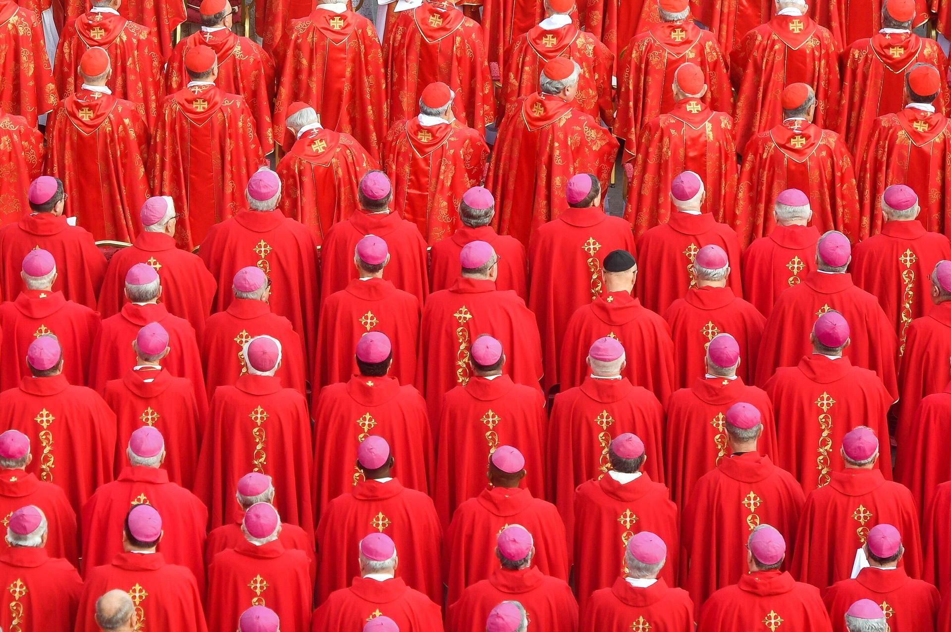 Cardenales  durante la ceremonia fúnebre por el Papa emérito Benedicto XVI (Joseph Ratzinger) en la Ciudad del Vaticano este 05 de enero 2023. EFE/Radek Pietruszka POLAND OUT