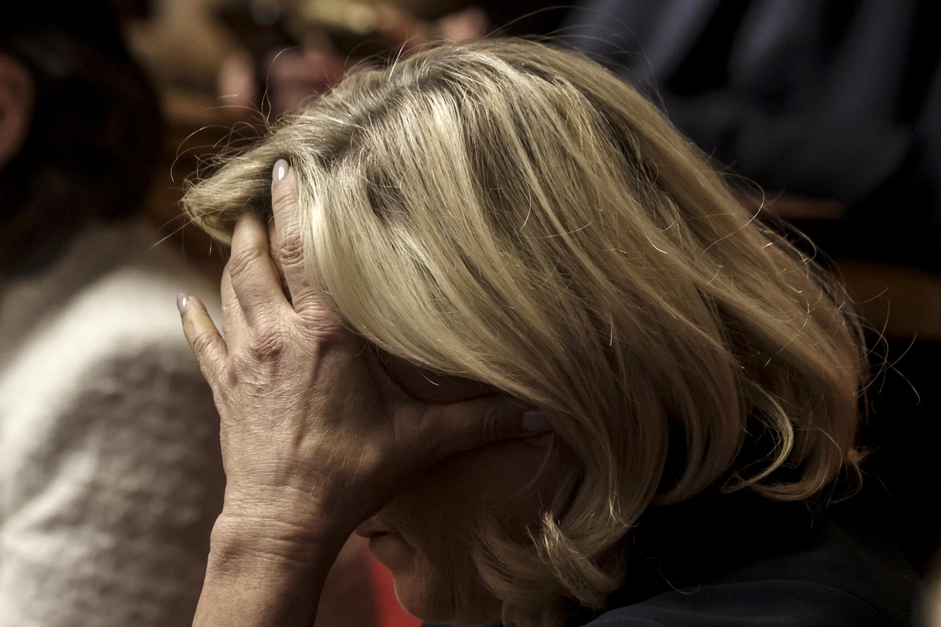 La líder del grupo parlamentario del Rally Nacional (RN), Marine Le Pen, gesticula durante una sesión de preguntas al gobierno en la Asamblea Nacional Francesa, en París, Francia, 01 de abril de 2025. La Asamblea Nacional de Francia el 01 de abril discutirá la manipulación emocional de las víctimas de violencia física y sexual, así como la inclusión del consentimiento en la definición legal de violación y agresión sexual en Francia. (Francia) EFE/EPA/Teresa Suarez