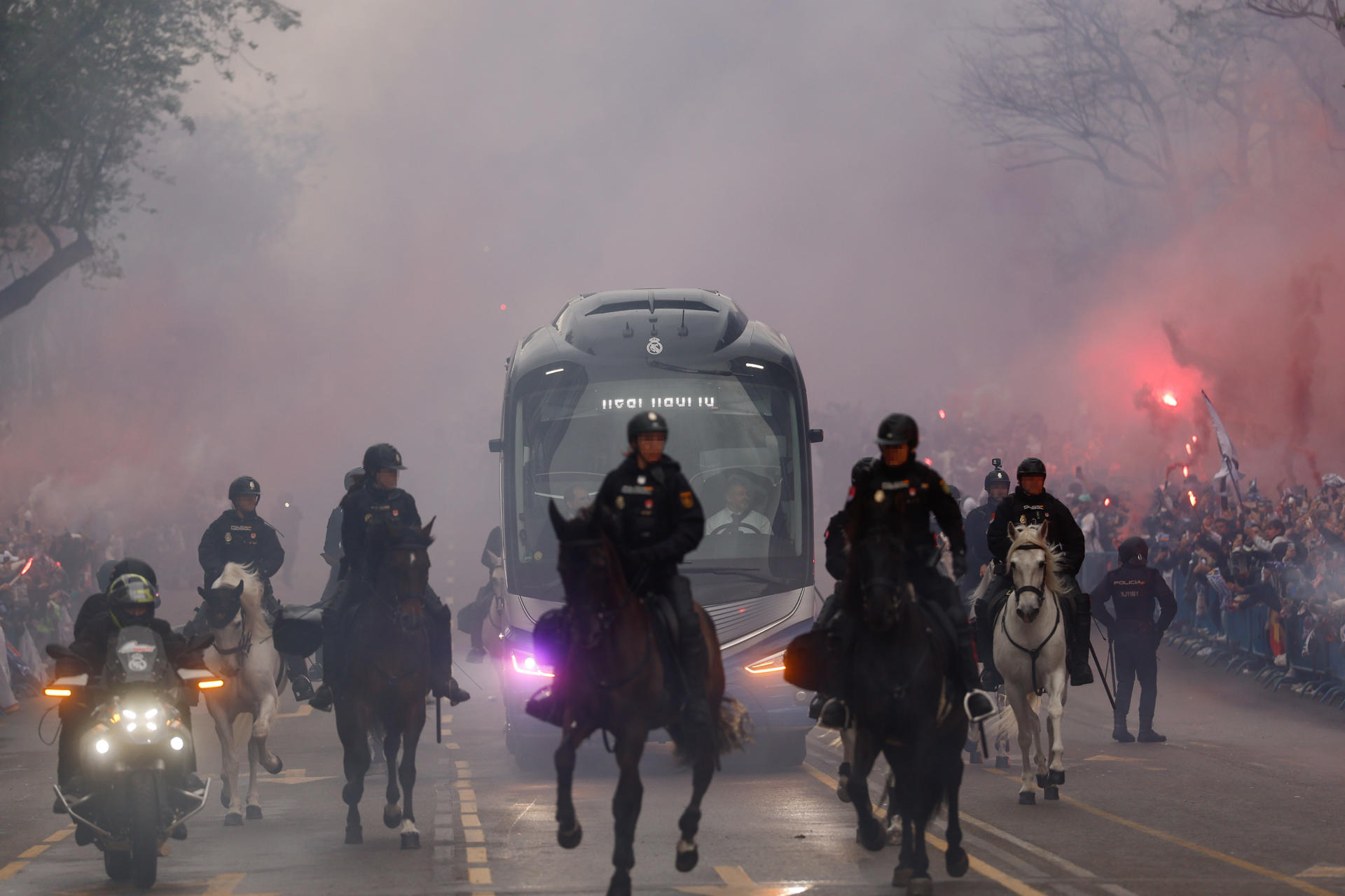 Llegada del autobús del Real Madrid al estadio antes del partido de vuelta de cuartos de final de la Liga de Campeones entre el Real Madrid y el Arsenal, este miércoles en el estadio Santiago Bernabéu, en Madrid. EFE/ Rodrigo Jiménez