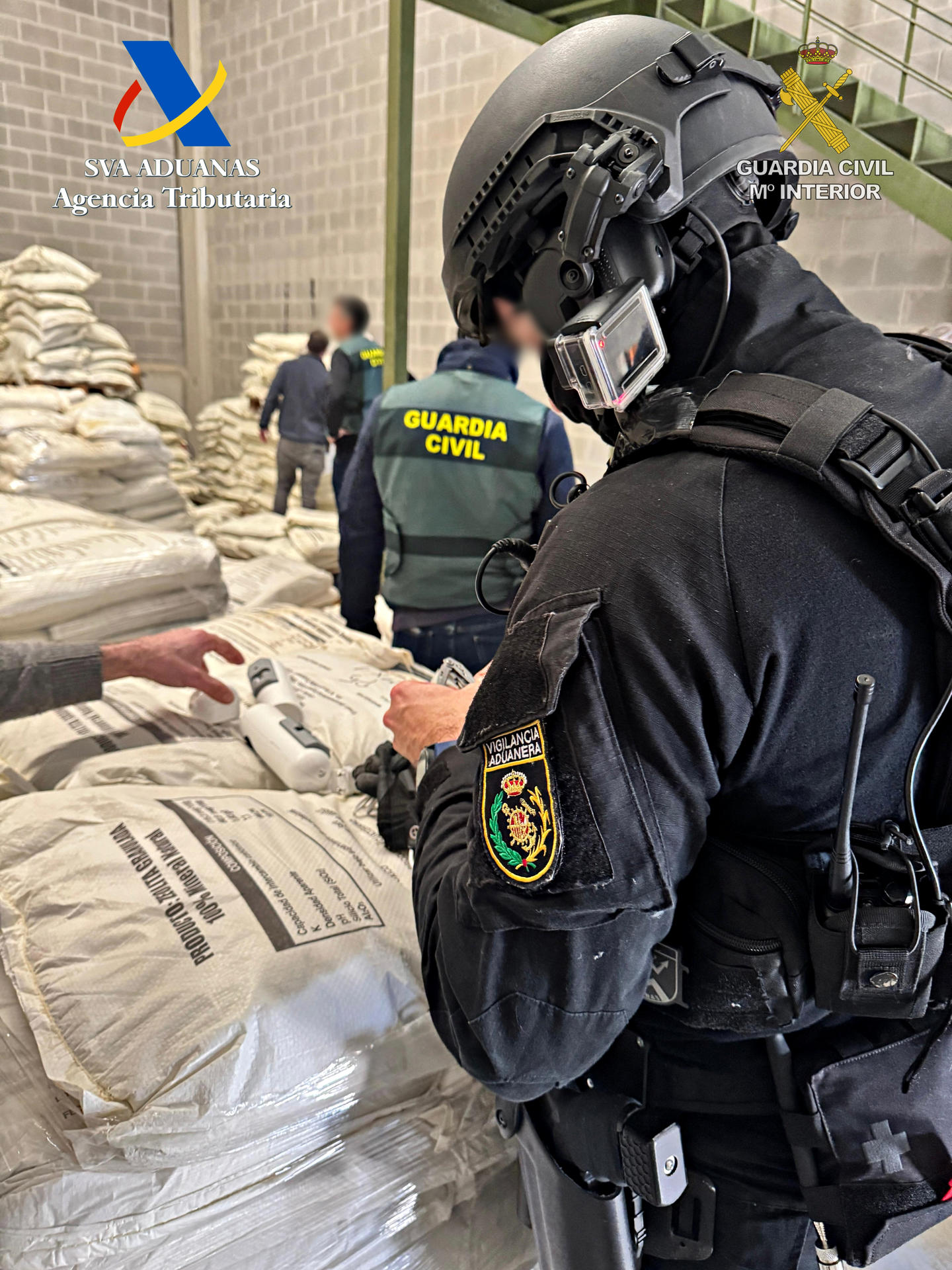 La Guardia Civil ha desmantelado en Zaragoza una organización criminal que pretendía distribuir en Europa 30 kilos de cocaína procedente de Ecuador y que llegaron al puerto de Valencia escondidos en un contenedor entre sacos de polvo de zeolita. La carga sospechosa, que incluía un millar de costales de este mineral filtrante en 18 palés, y cuyo peso superaba las 26 toneladas, pudo burlar así los protocolos de detección del puerto y llegar a la capital aragonesa, donde se almacenaba en una nave industrial situada en el polígono de La Cartuja Baja, que actuaba como guardería de la droga. EFE/ Agencia Tributaria SOLO USO EDITORIAL/SOLO DISPONIBLE PARA ILUSTRAR LA NOTICIA QUE ACOMPAÑA (CRÉDITO OBLIGATORIO)